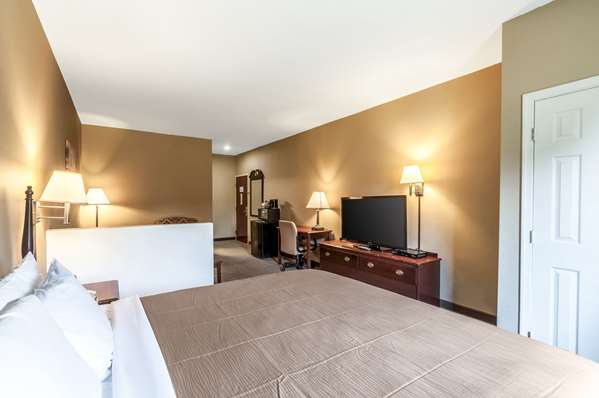 Suite - Econo Lodge Inn & Suites Middletown - I-81, Exit 302