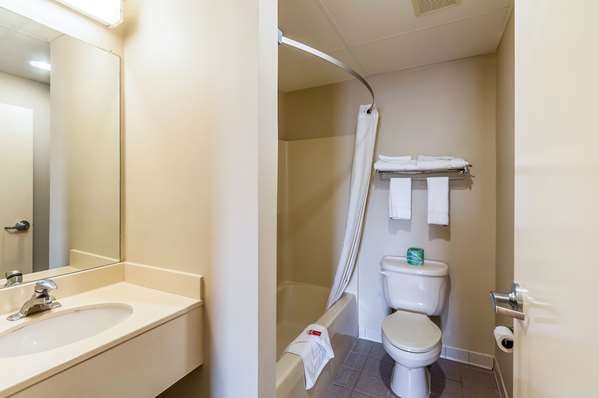  - Econo Lodge Inn & Suites Middletown - I-81, Exit 302