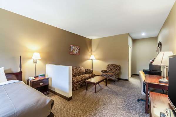 Suite - Econo Lodge Inn & Suites Middletown - I-81, Exit 302