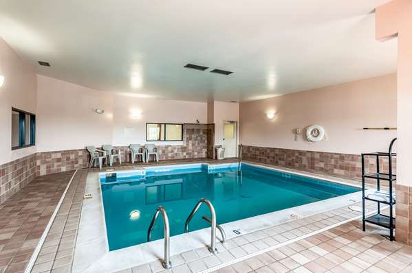 Pool - Econo Lodge Inn & Suites Middletown - I-81, Exit 302