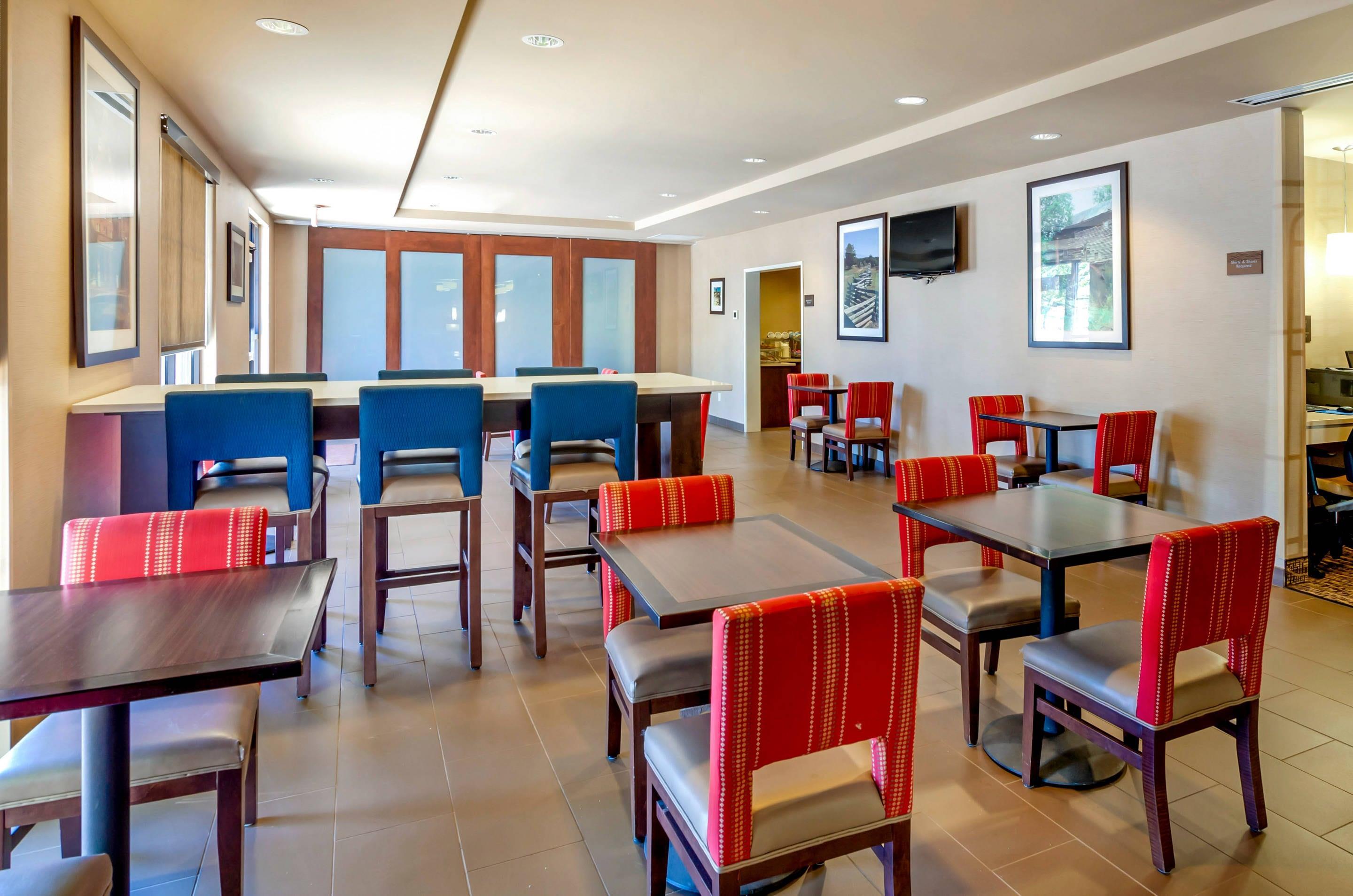Breakfast area | Comfort Inn & Suites Lynchburg Airport - University Area