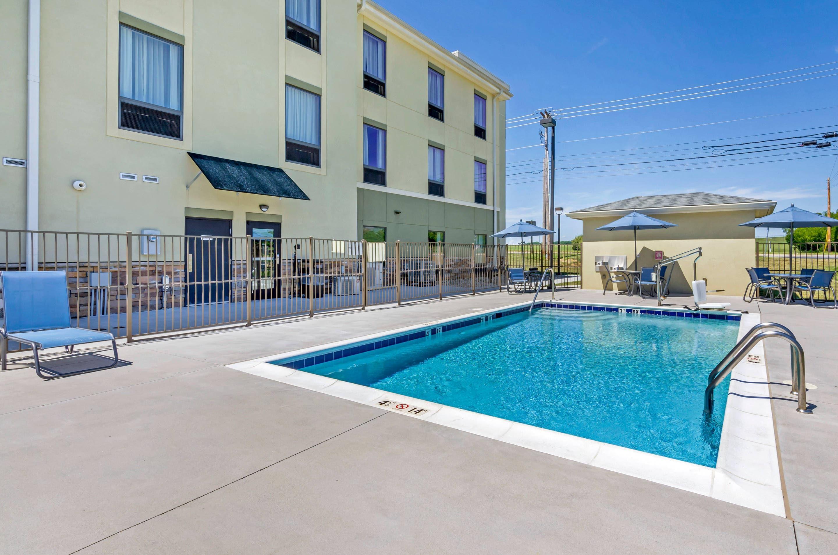 Outdoor pool | Comfort Inn & Suites Lynchburg Airport - University Area