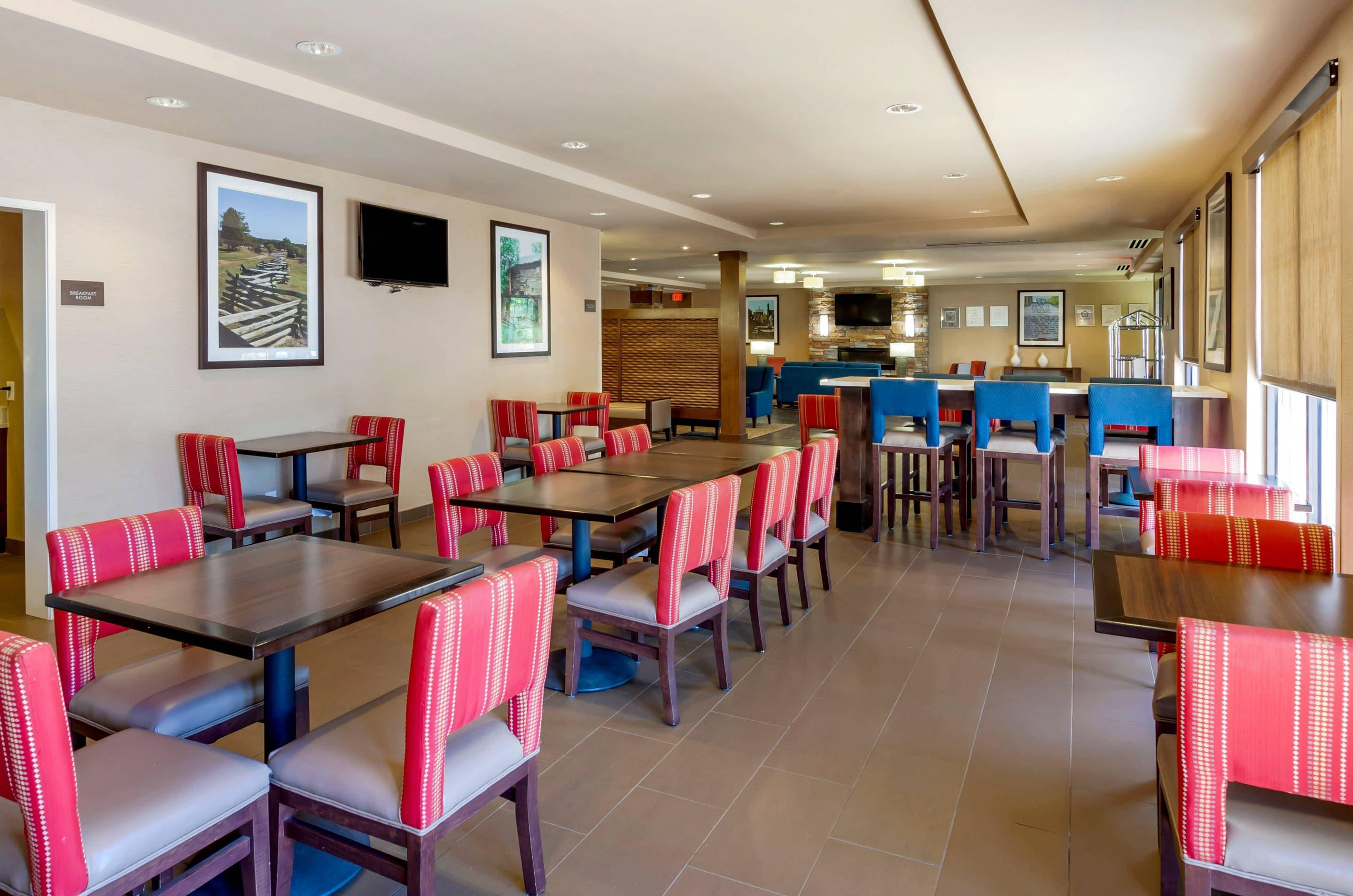 Breakfast area | Comfort Inn & Suites Lynchburg Airport - University Area