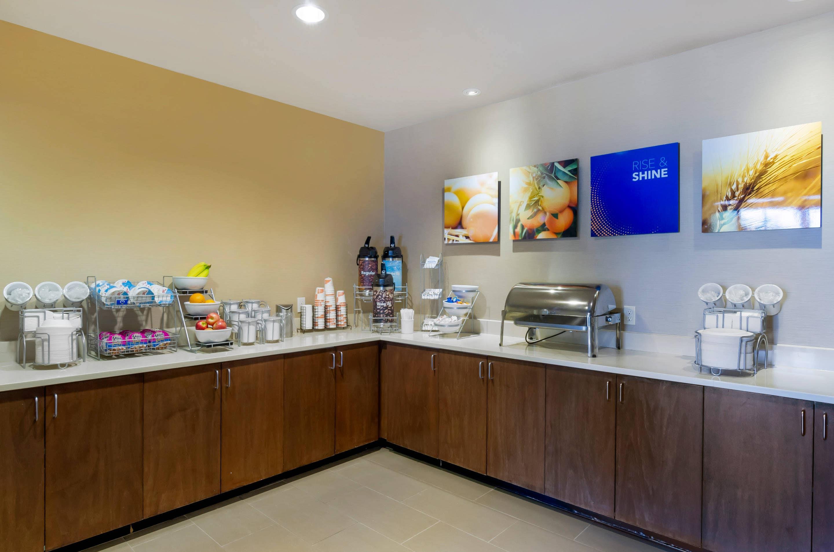 Breakfast counter | Comfort Inn & Suites Lynchburg Airport - University Area