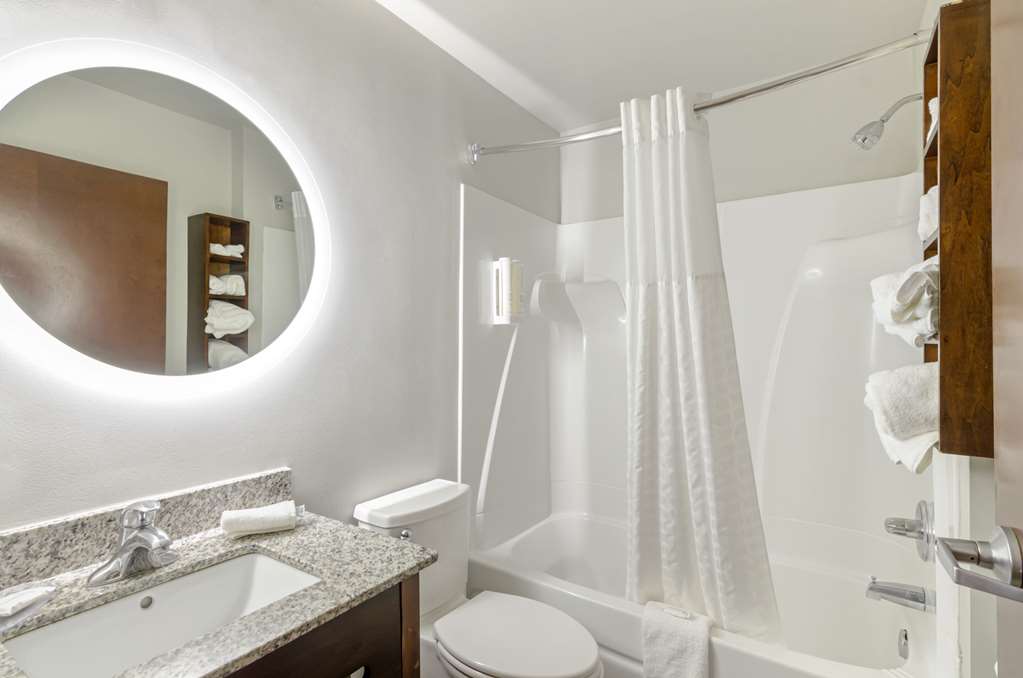 CLARION POINTE STAUNTON EAST-guestroom-Guest Room,Bathroom,On-Site.jpg