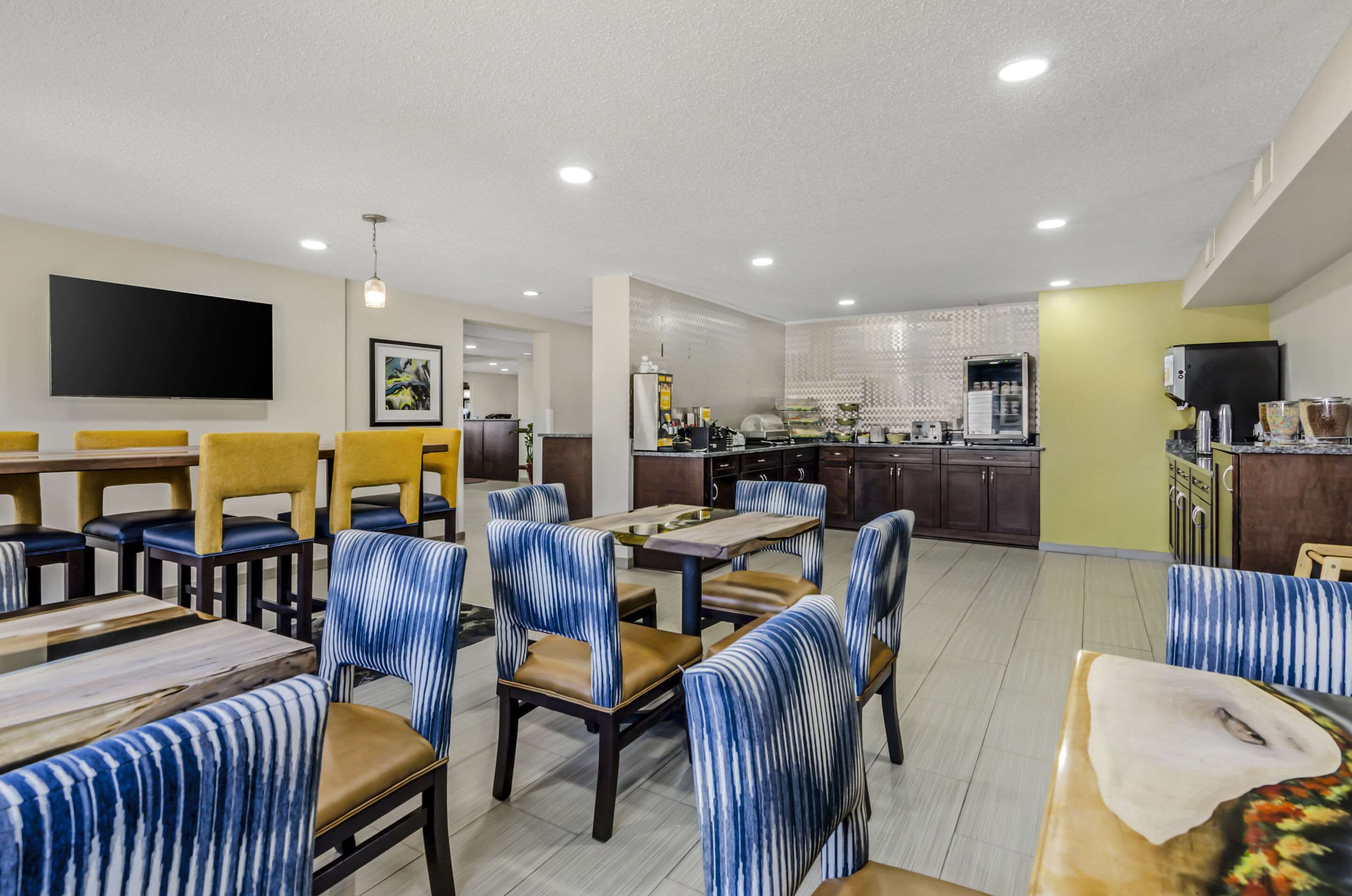 Breakfast area | Quality Inn & Suites Staunton