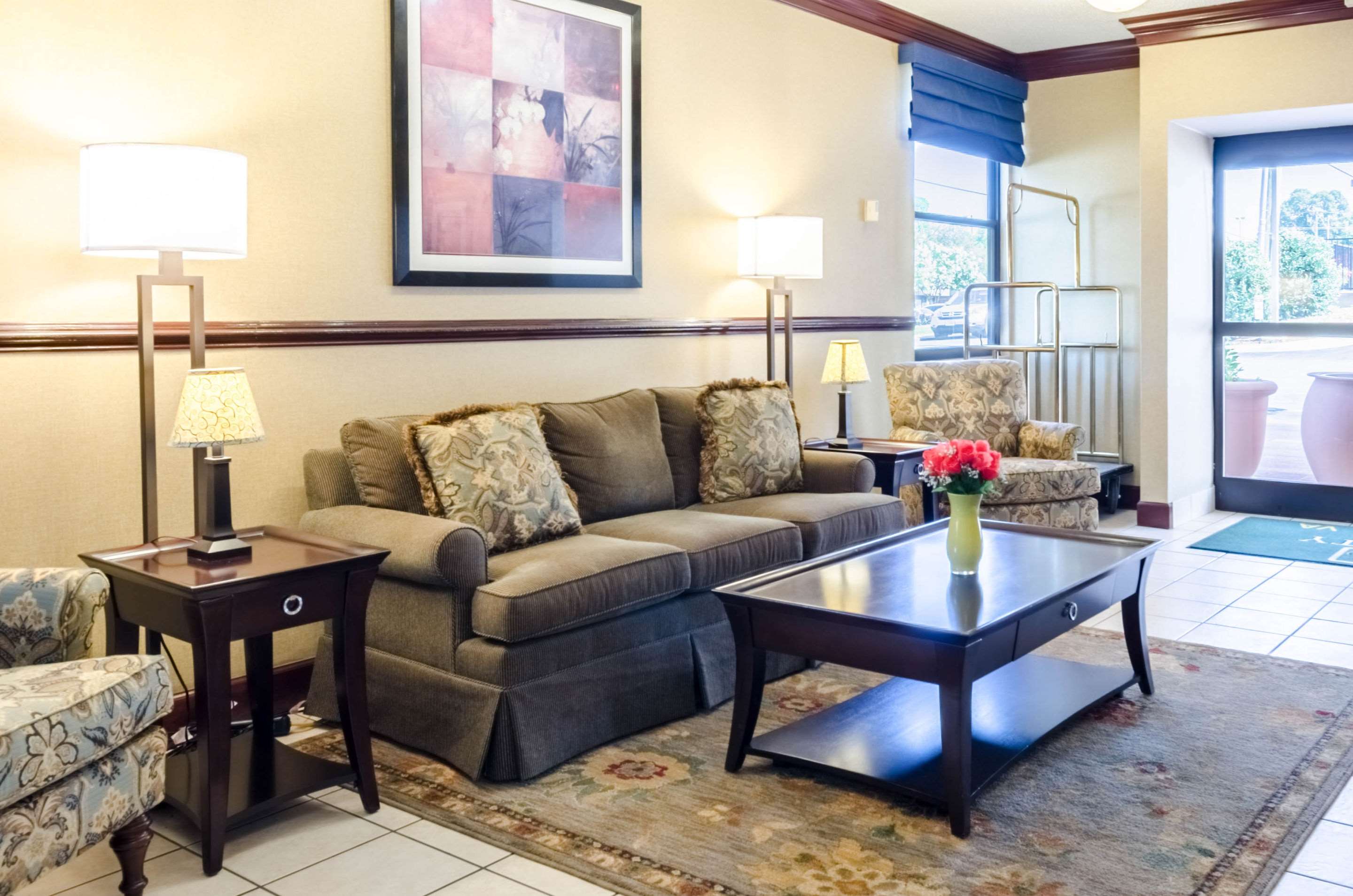 Lobby with sitting area | Quality Inn Lynchburg near University