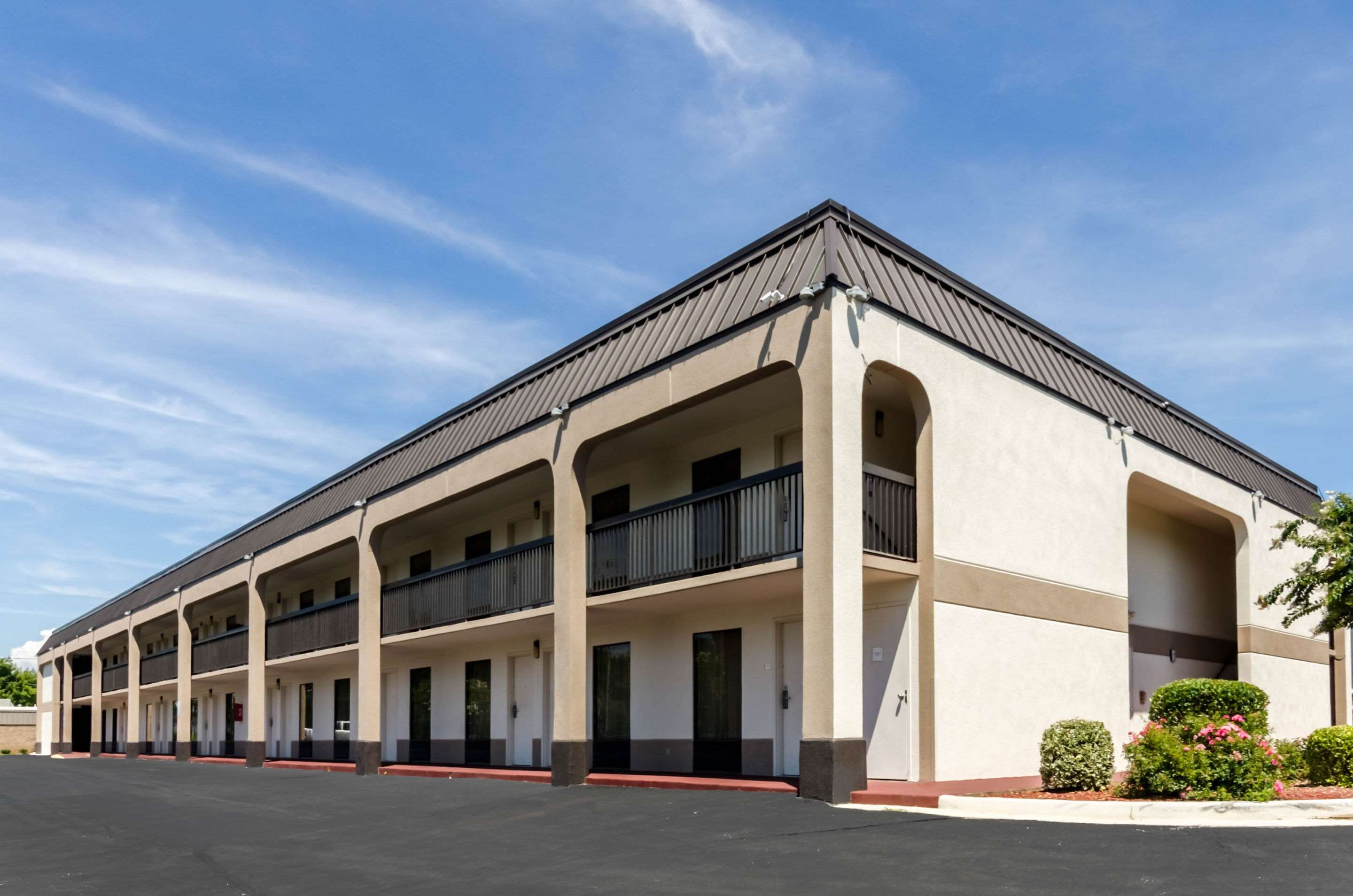 Side view of hotel | Quality Inn Lynchburg near University
