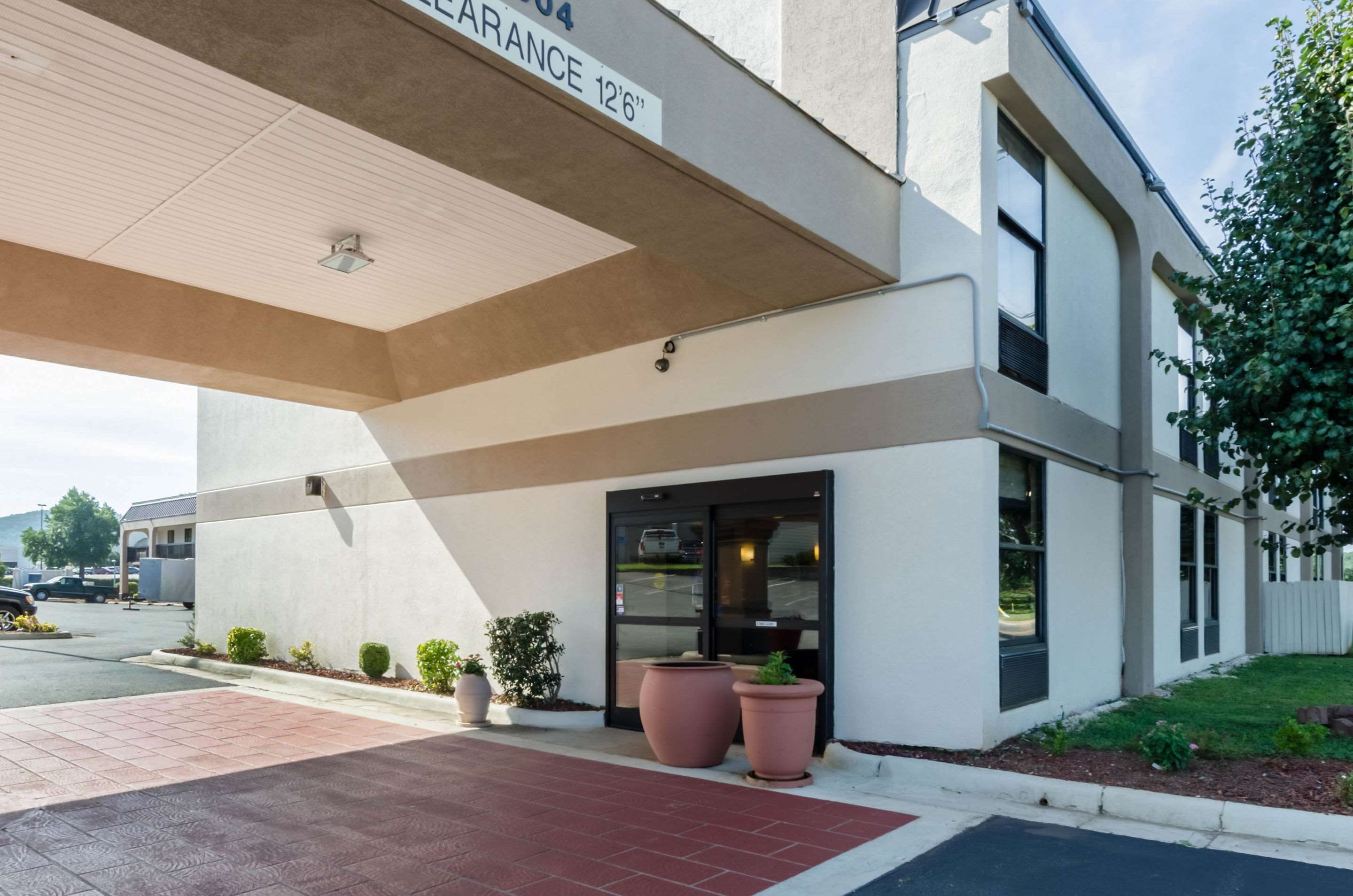 Hotel entrance | Quality Inn Lynchburg near University