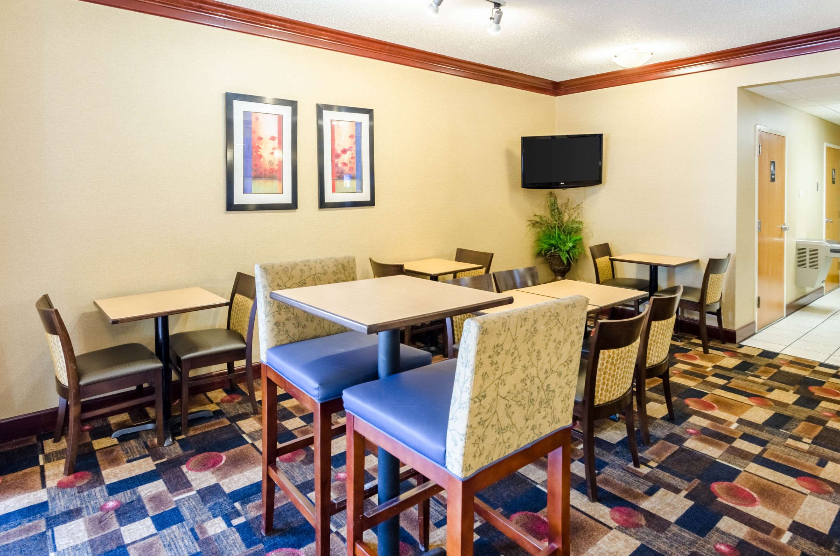 Breakfast area | Quality Inn Lynchburg near University