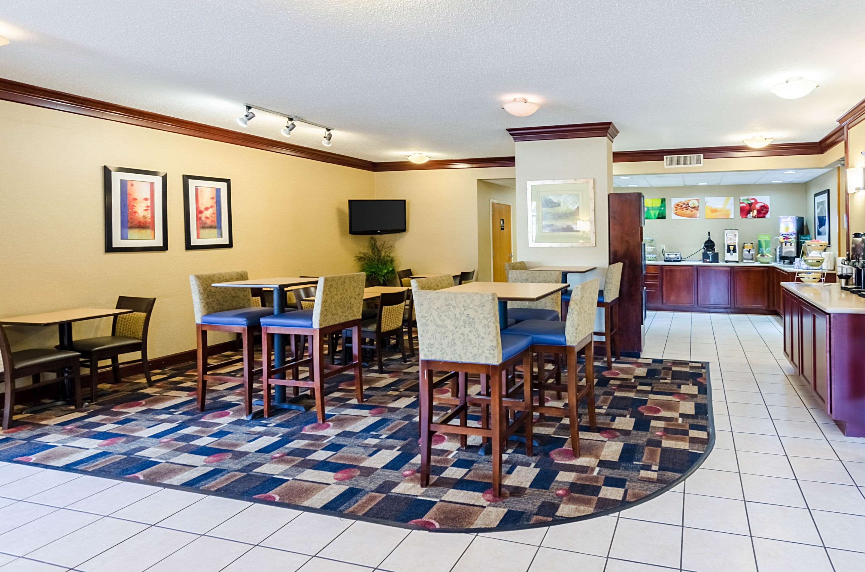 Enjoy breakfast in this seating area | Quality Inn Lynchburg near University