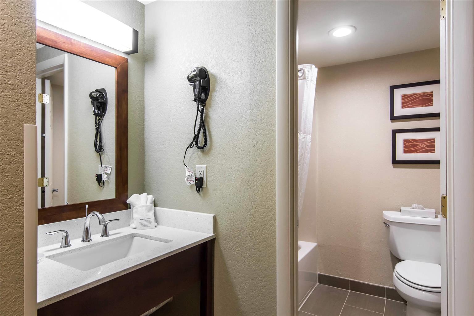 QUALITY INN NEWPORT NEWS-guestroom-Guest Room,Bathroom,On-Site.jpg