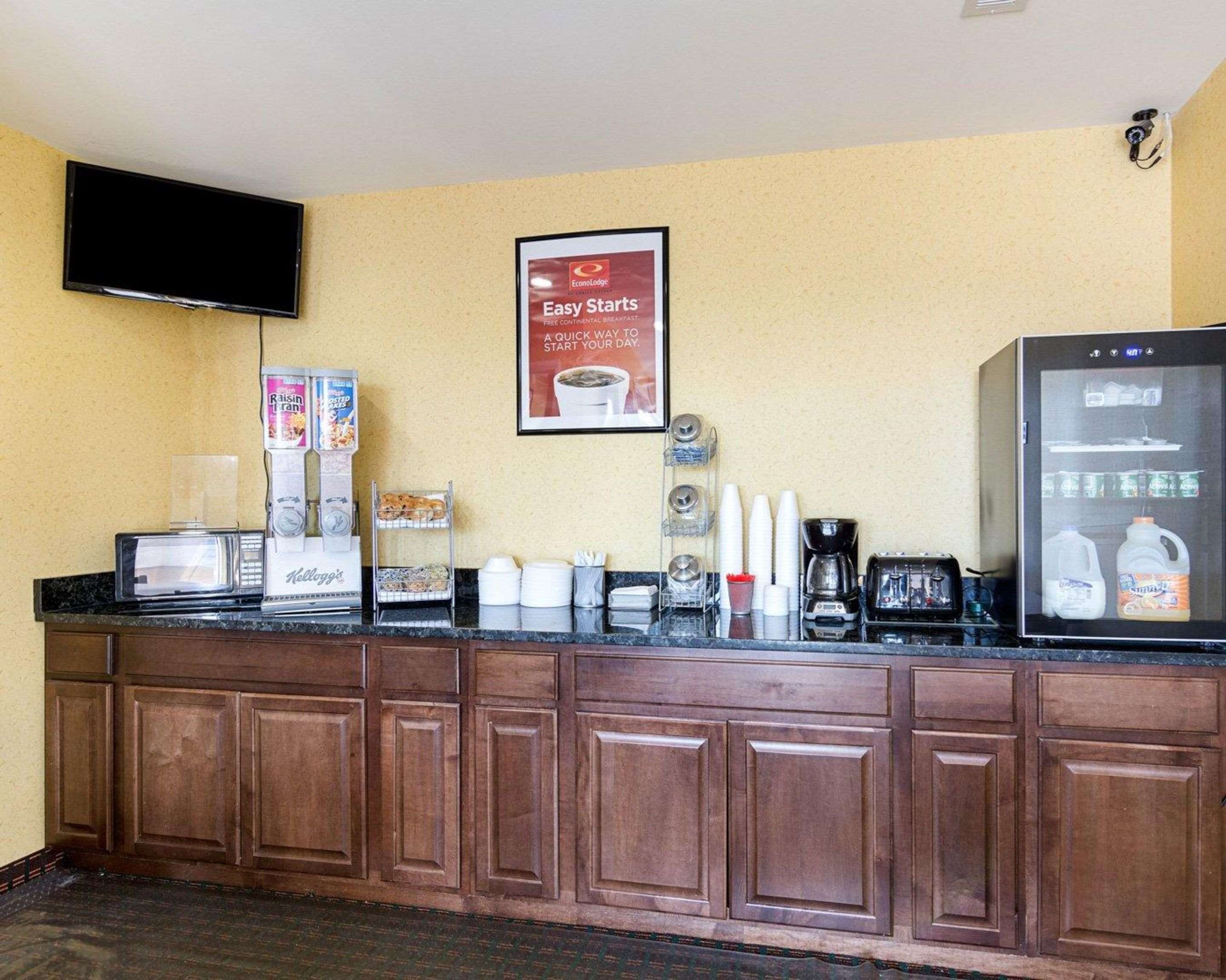 Breakfast counter | Econo Lodge Fredericksburg near I-95