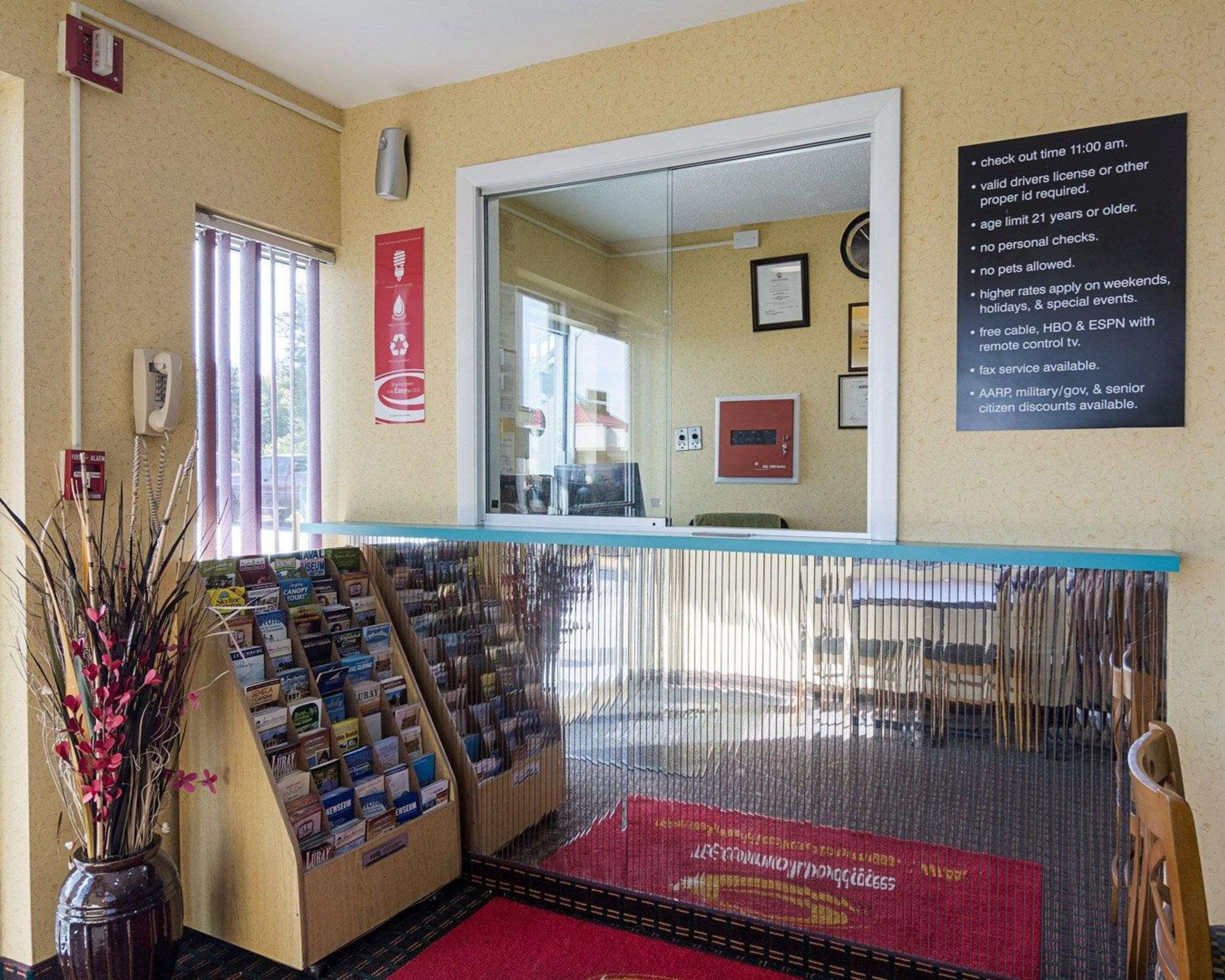 Front desk | Econo Lodge Fredericksburg near I-95
