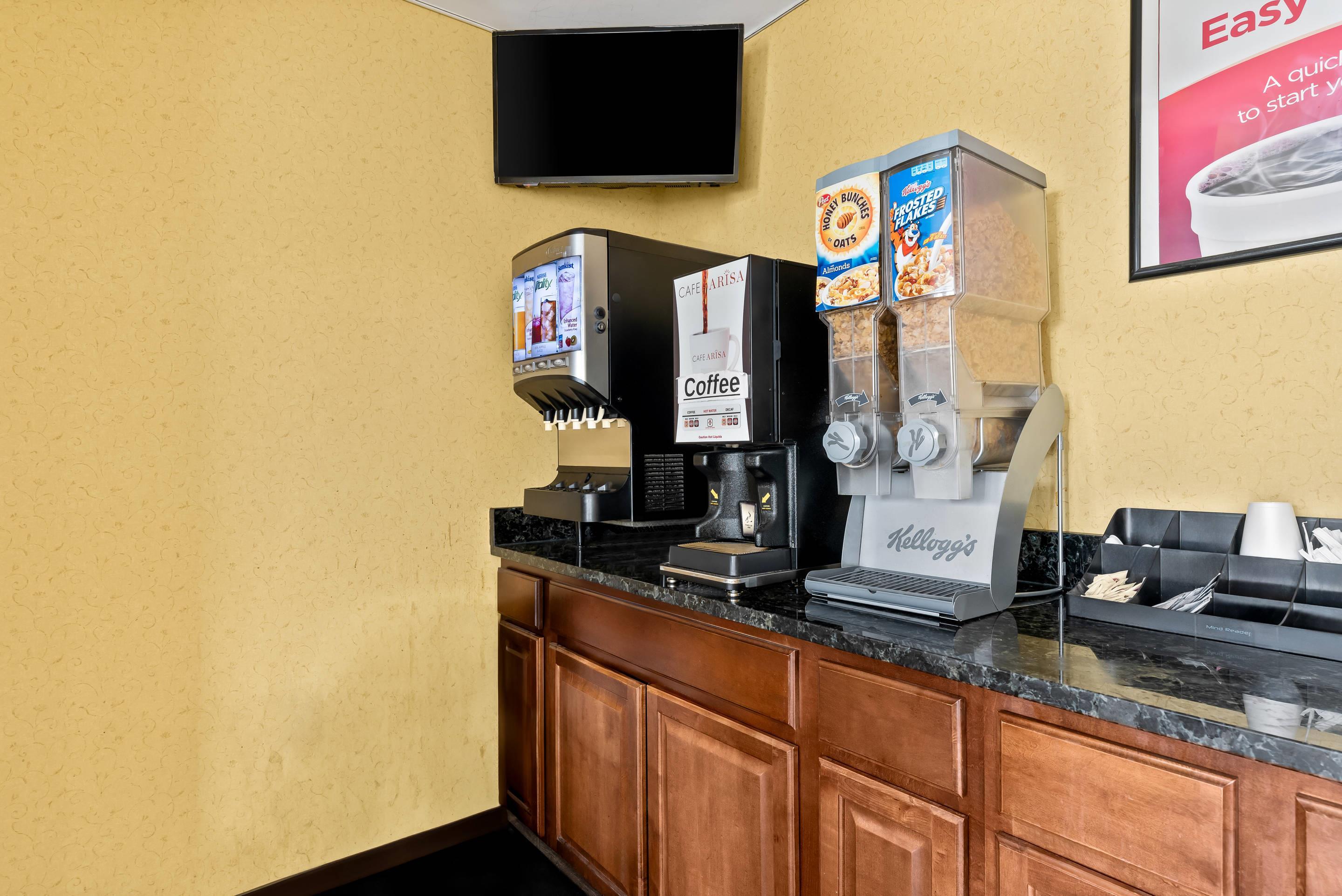 Breakfast area | Econo Lodge Fredericksburg near I-95