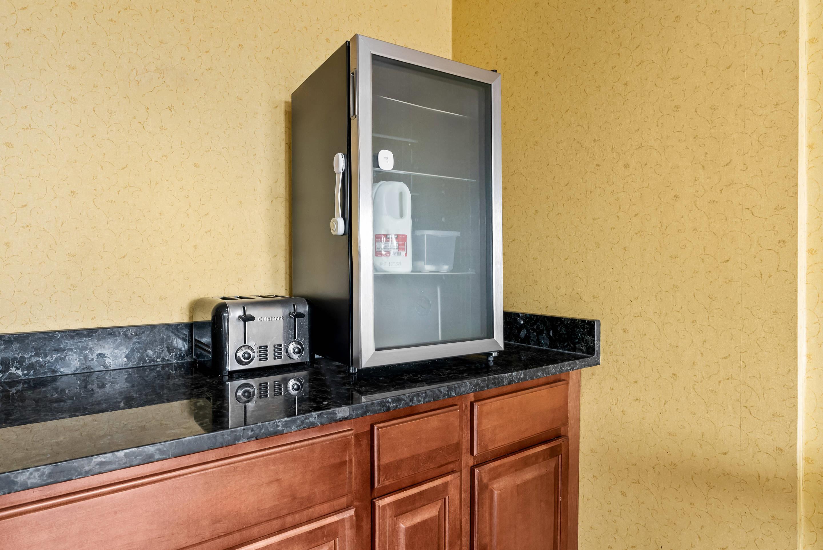 Breakfast area | Econo Lodge Fredericksburg near I-95