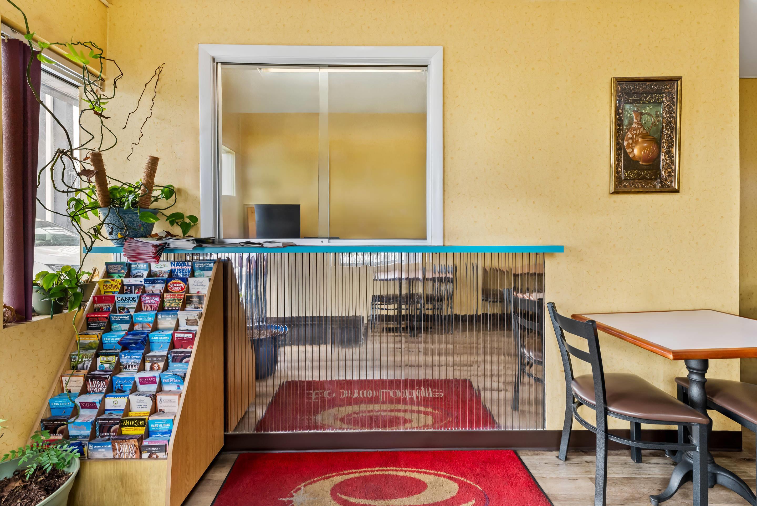 Front desk | Econo Lodge Fredericksburg near I-95