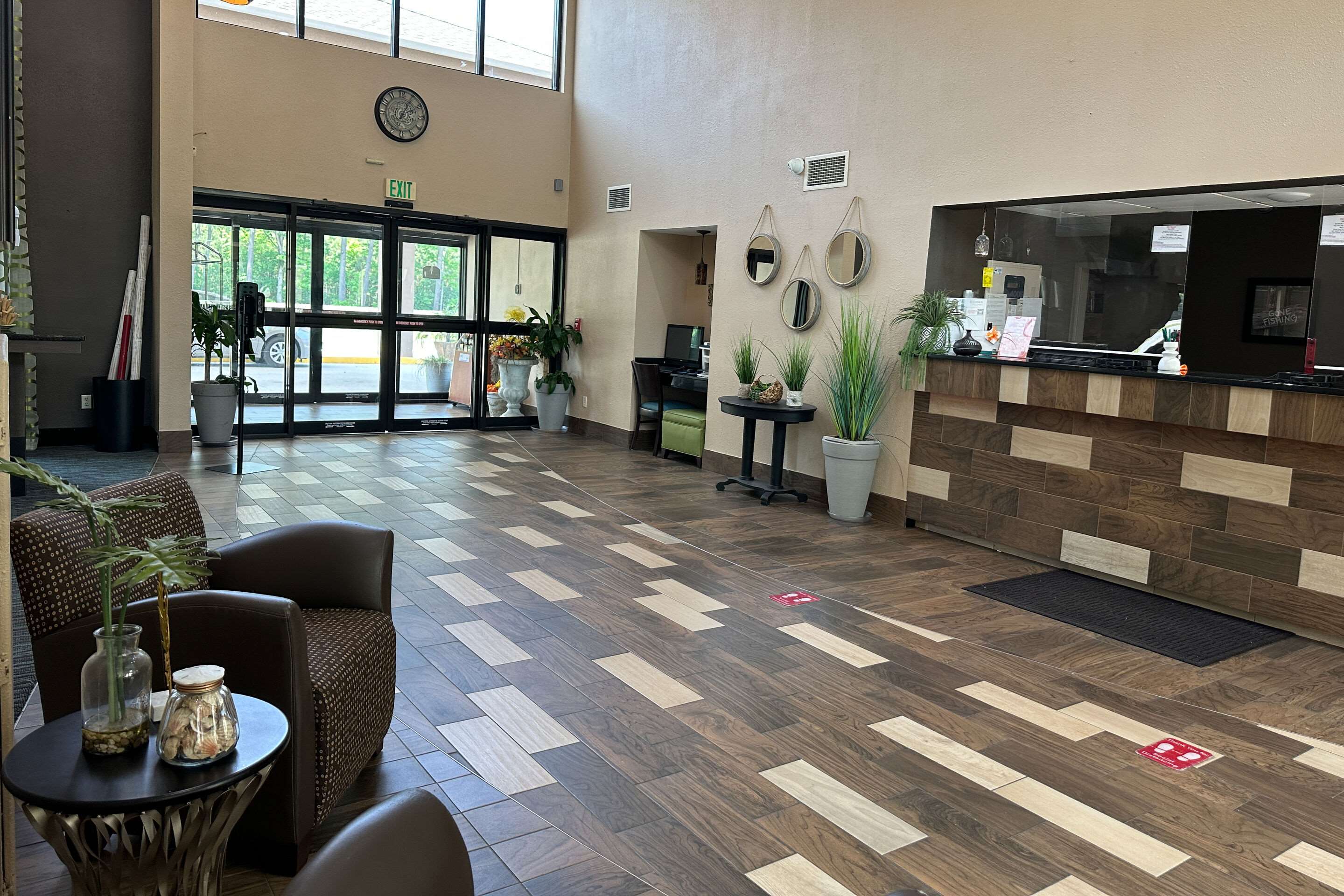 Lobby | Quality Inn & Suites