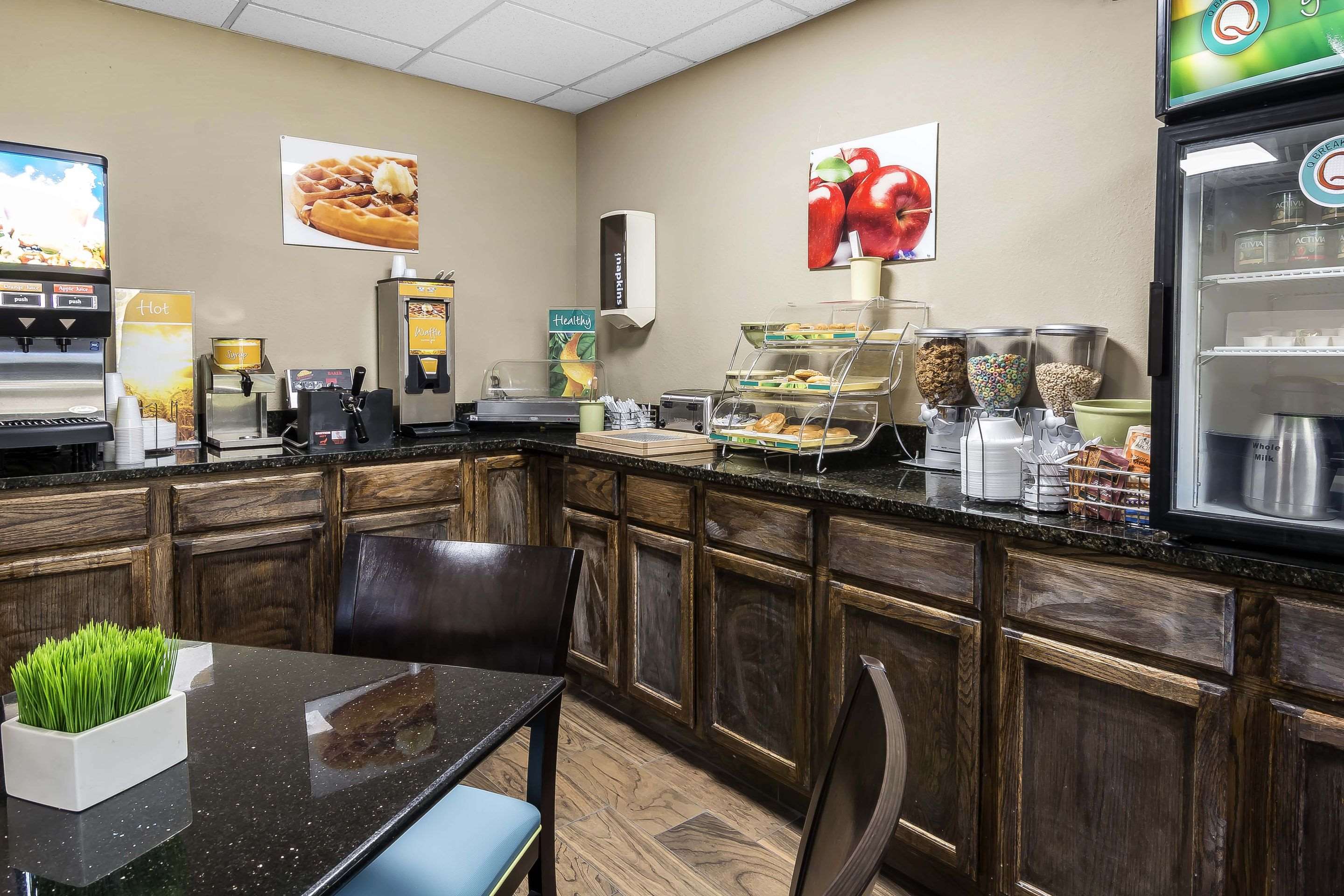 Breakfast area | Quality Inn & Suites