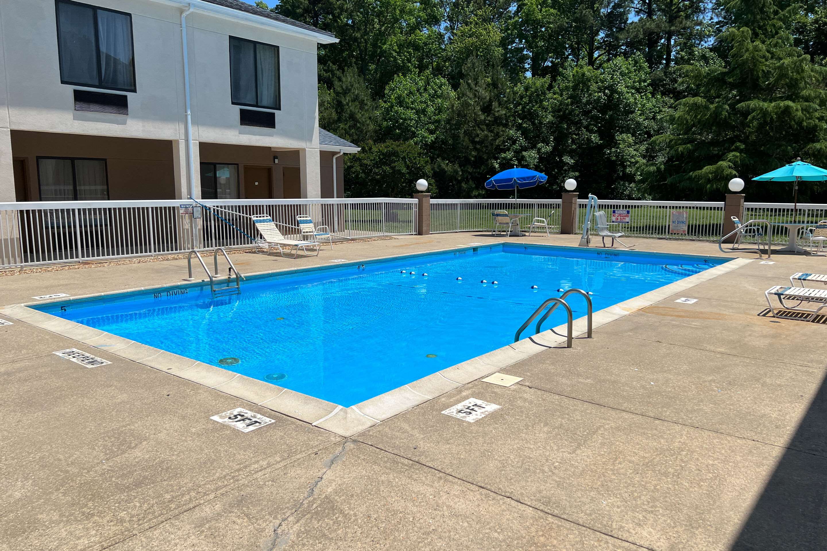 Outdoor pool | Quality Inn & Suites