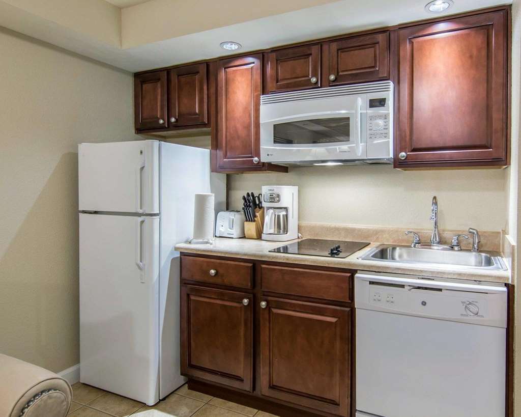 BLUEGREEN VACATIONS PATRICK HENRY S-guestroom-Guest Room,Suite,On-Site.jpg