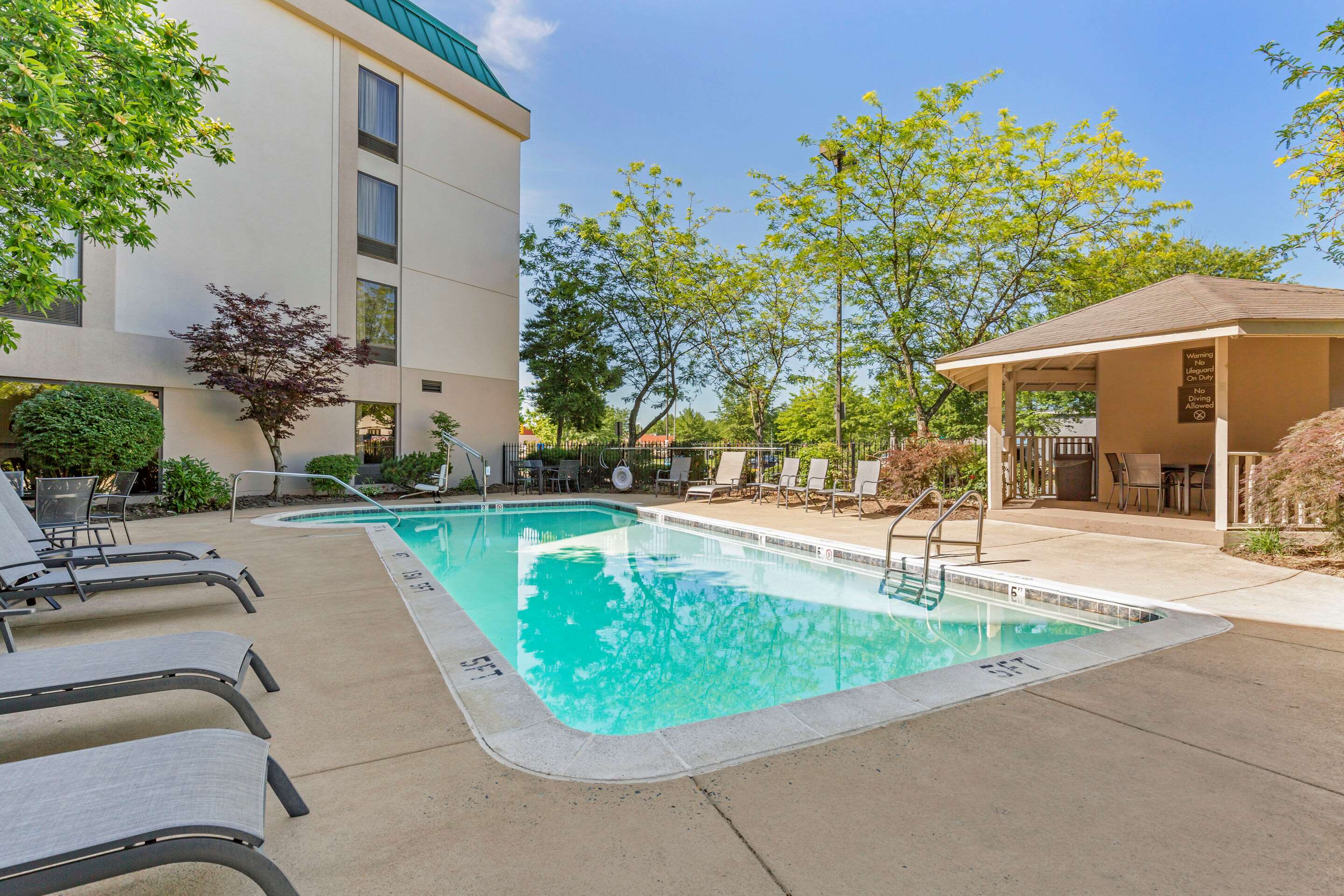 Outdoor pool | Comfort Inn Quantico