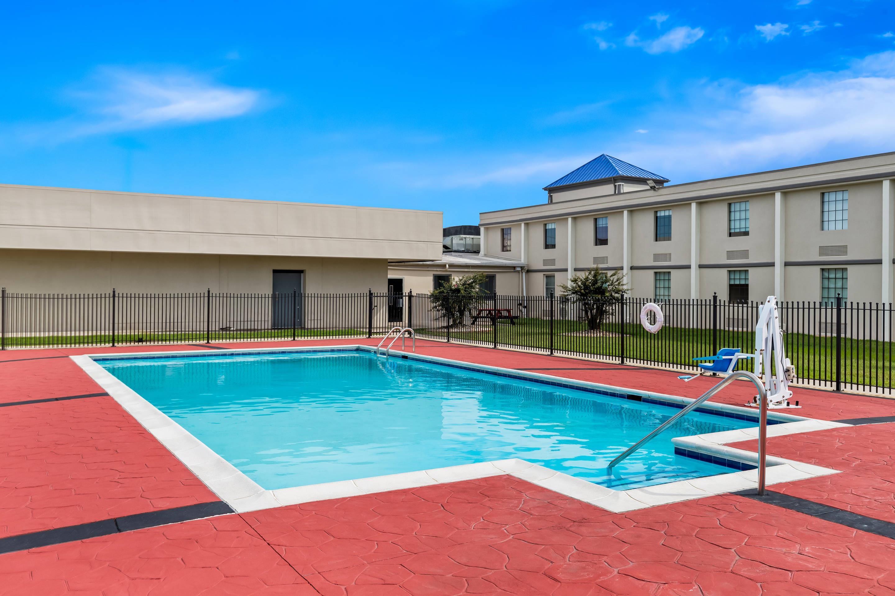 Outdoor pool | Suburban Studios Chester I-95