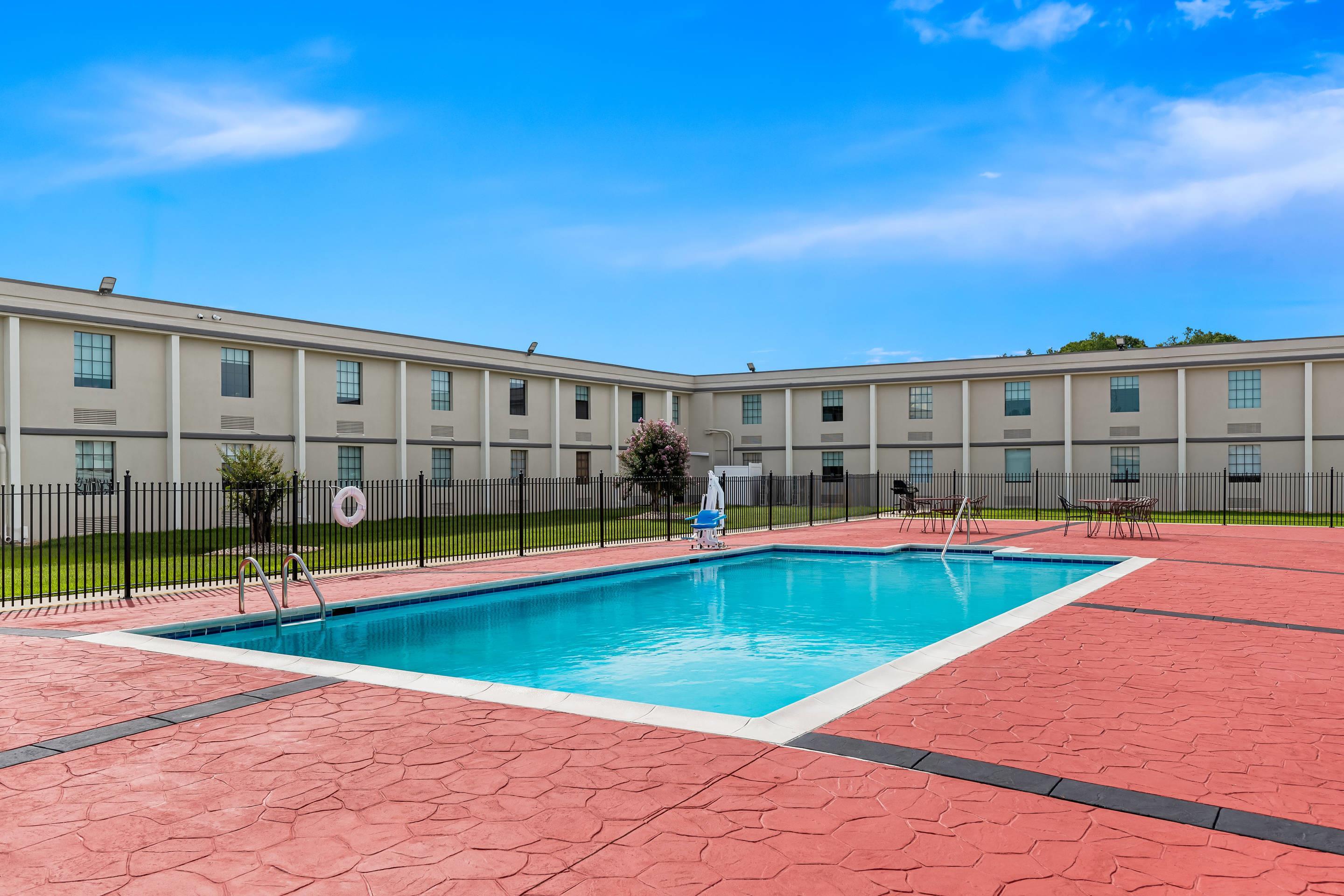 Outdoor pool | Suburban Studios Chester I-95