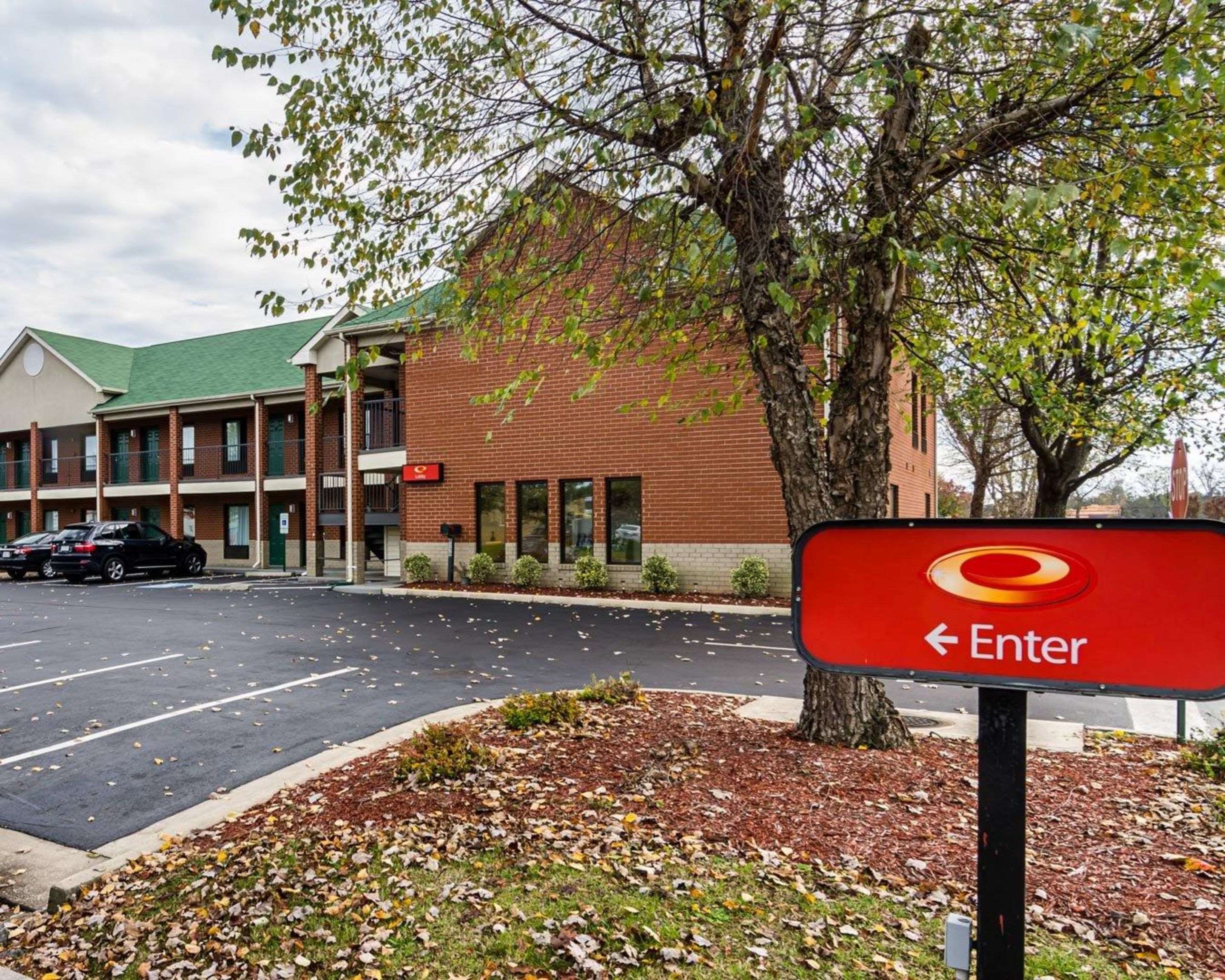 Hotel entrance | Econo Lodge Richmond