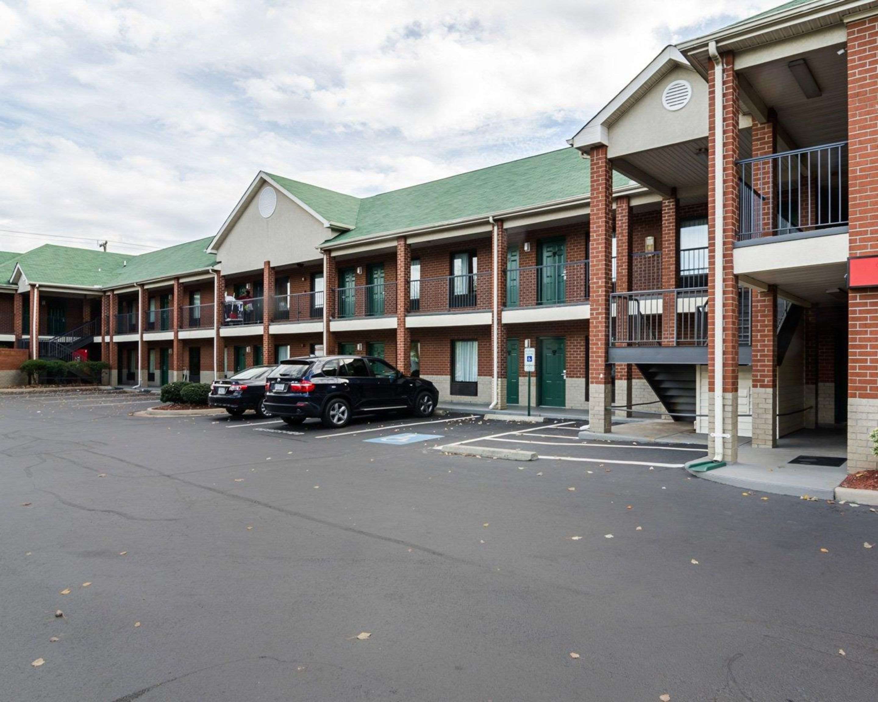 Side view of hotel | Econo Lodge Richmond