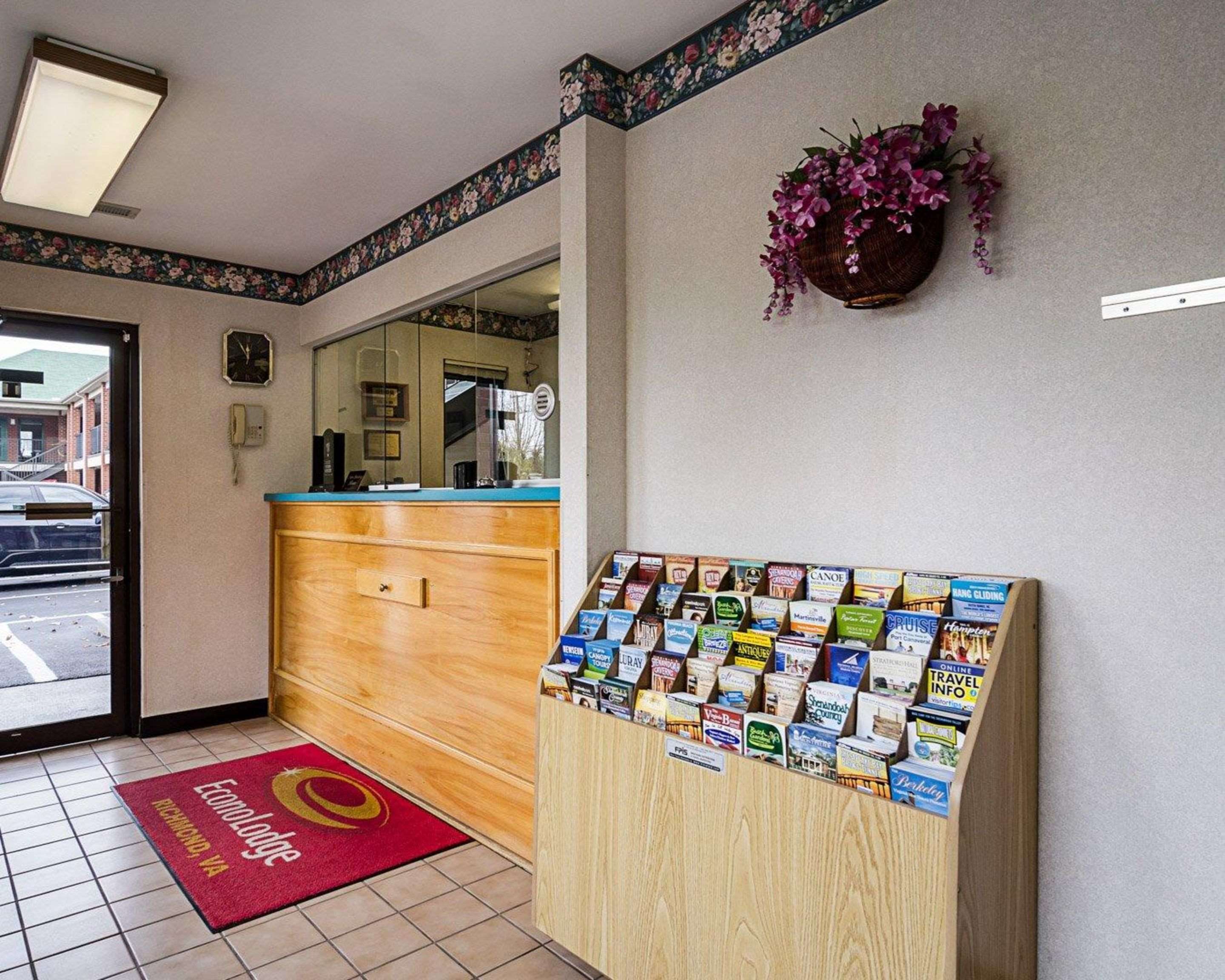 Hotel lobby | Econo Lodge Richmond
