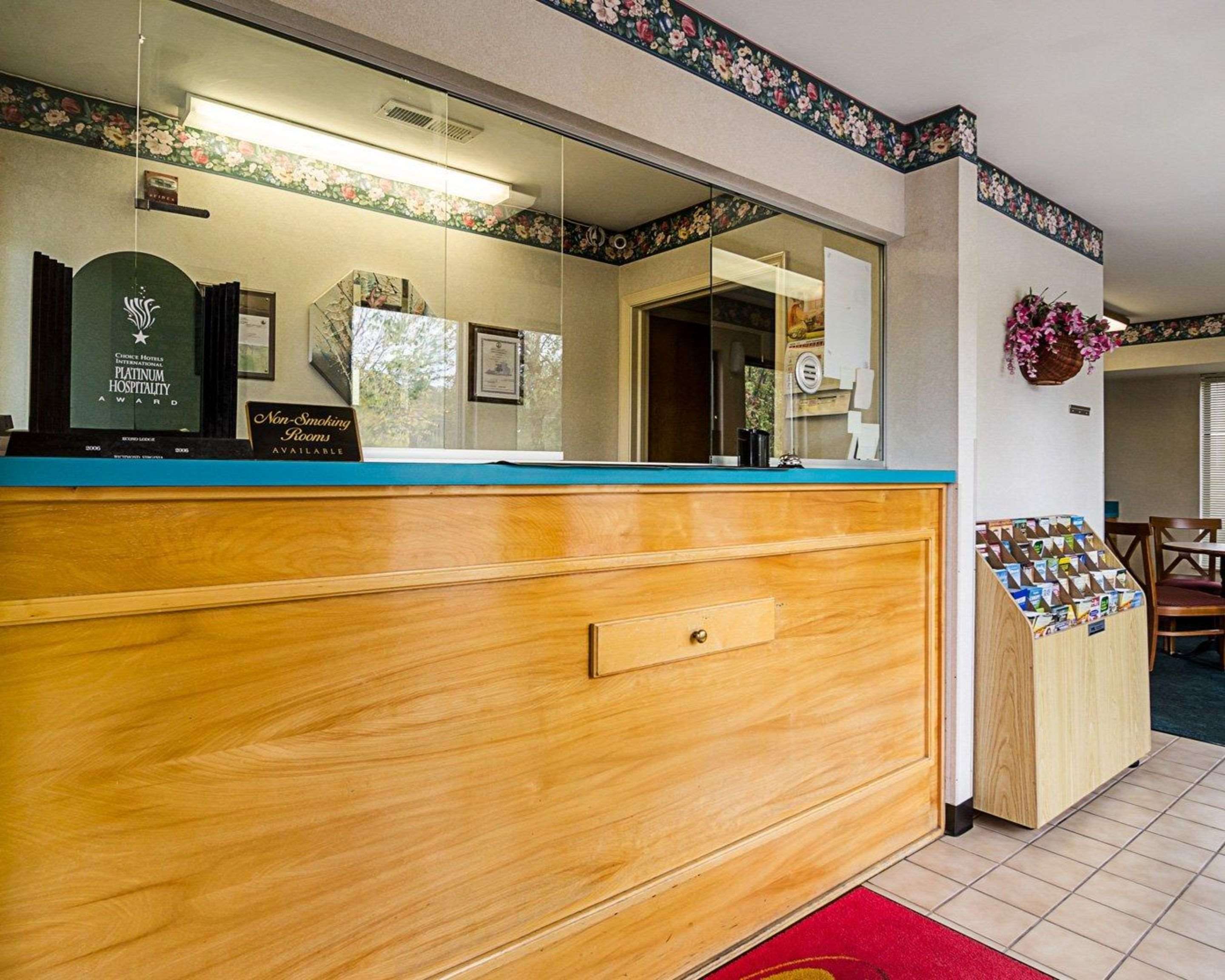 Front desk | Econo Lodge Richmond