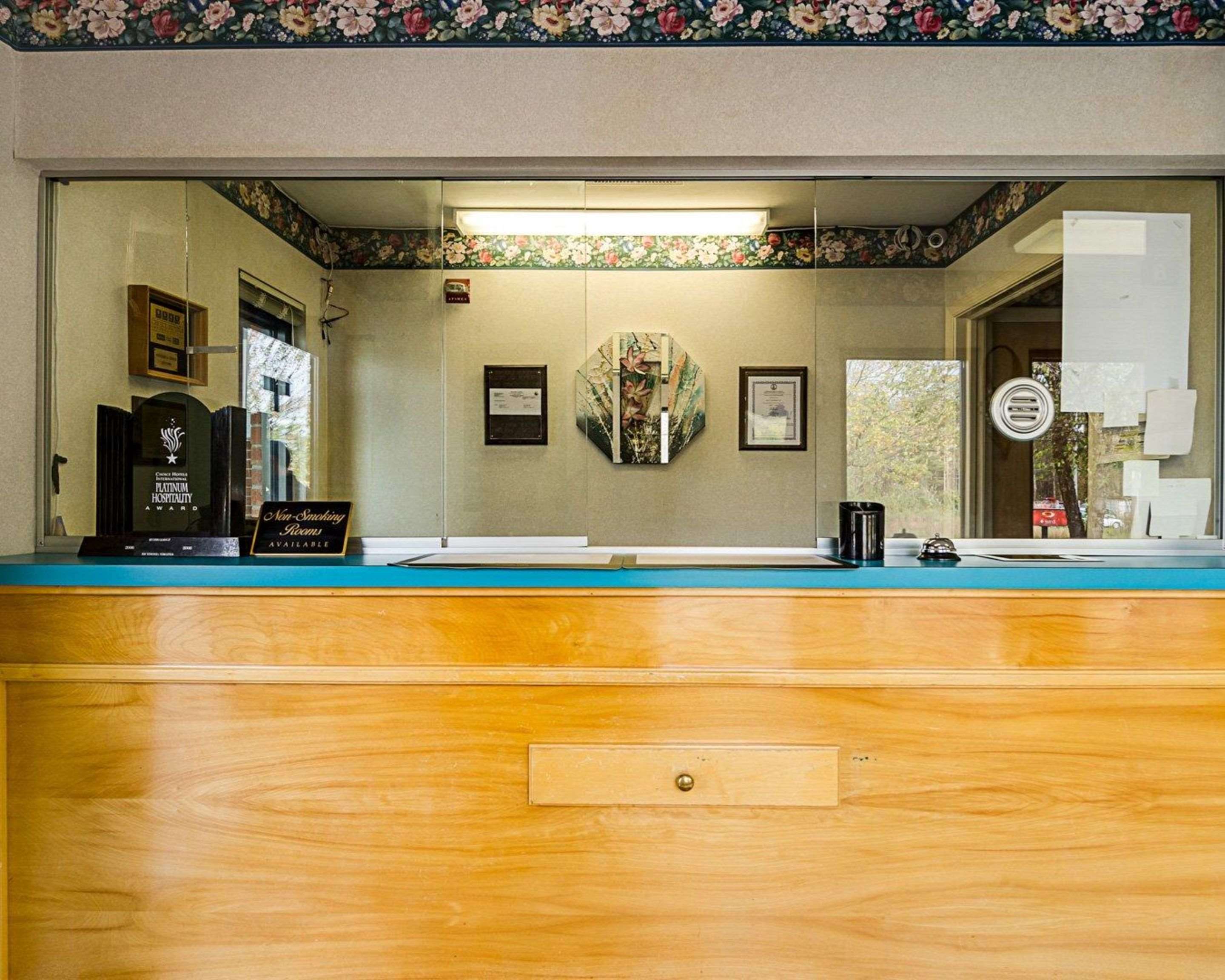 Front desk with friendly staff | Econo Lodge Richmond