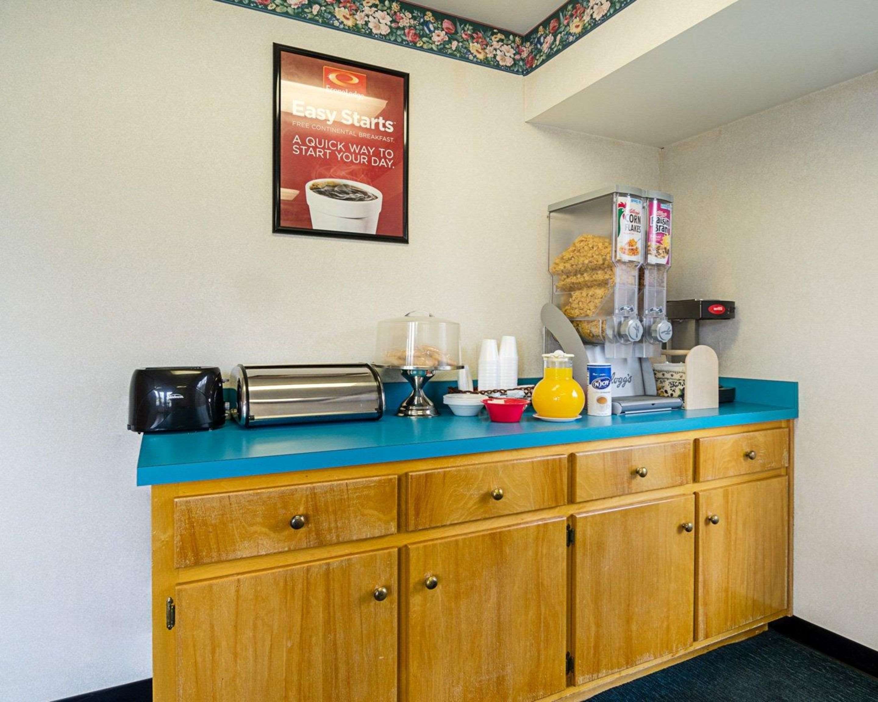 Breakfast counter | Econo Lodge Richmond