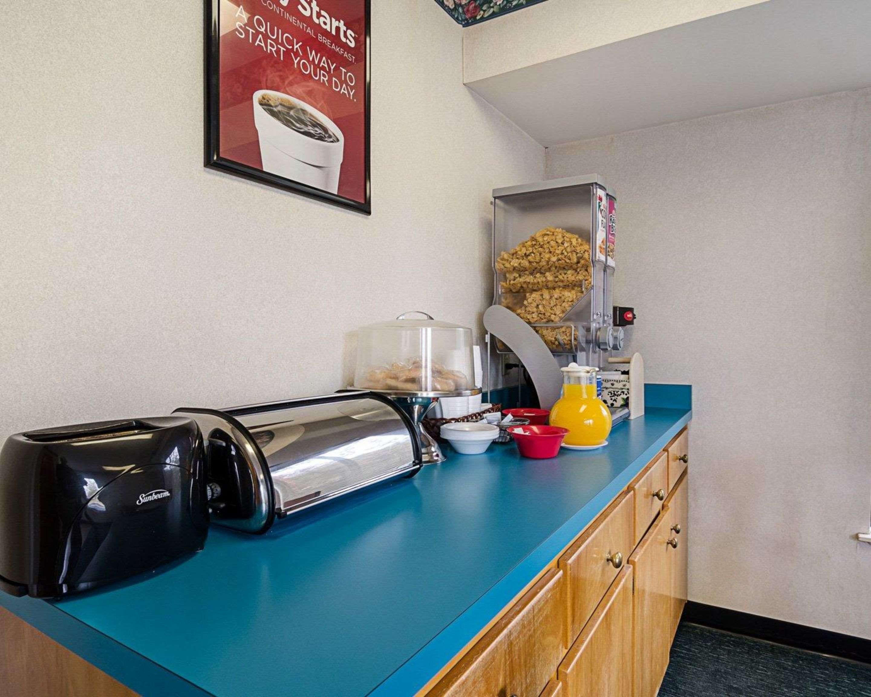 Assorted breakfast items | Econo Lodge Richmond