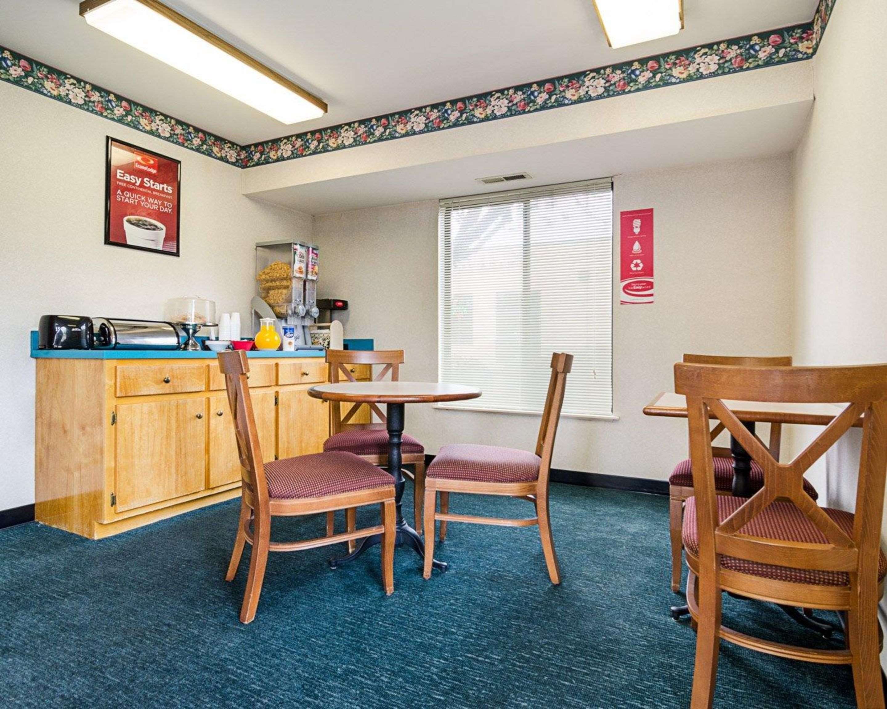 Breakfast bar | Econo Lodge Richmond