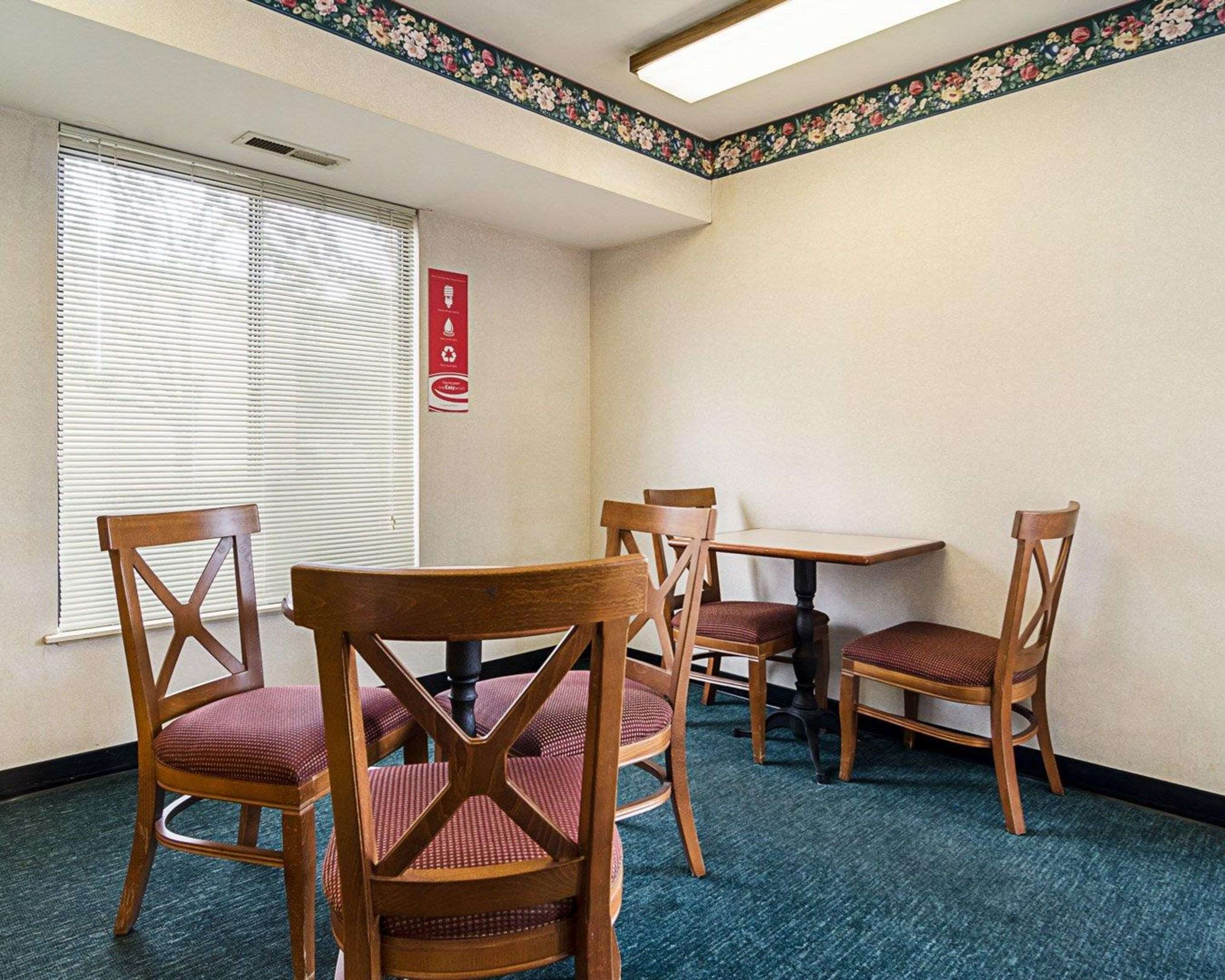 Enjoy breakfast in this seating area | Econo Lodge Richmond
