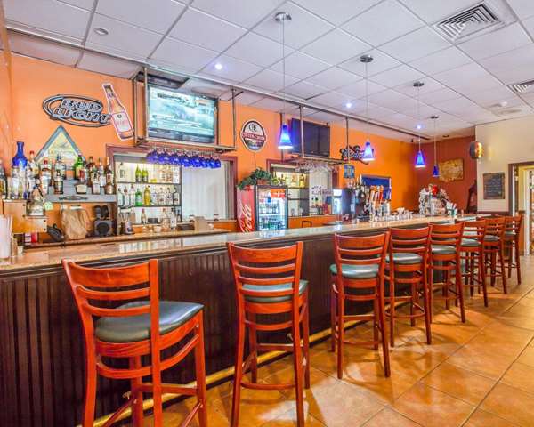 Bar - Quality Inn & Conference Center Brattleboro