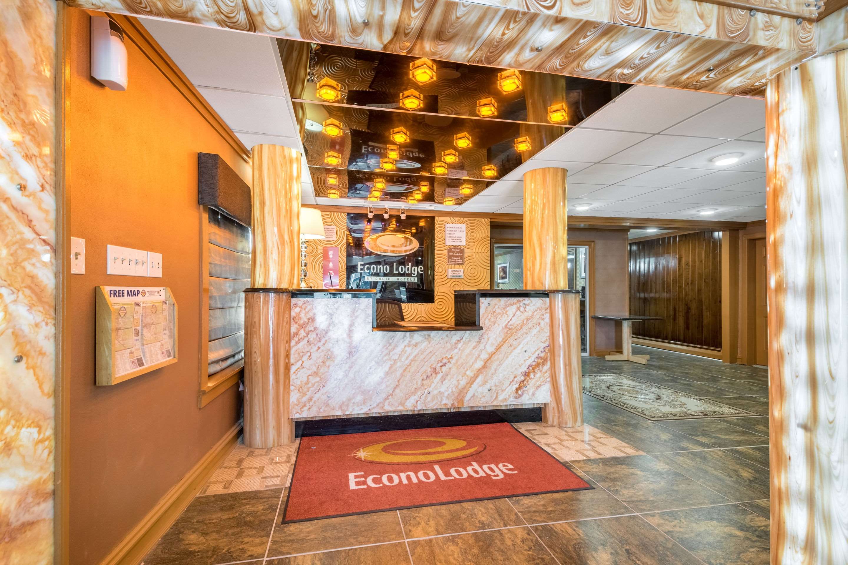 Front desk | Econo Lodge Rutland City near Hwy 7