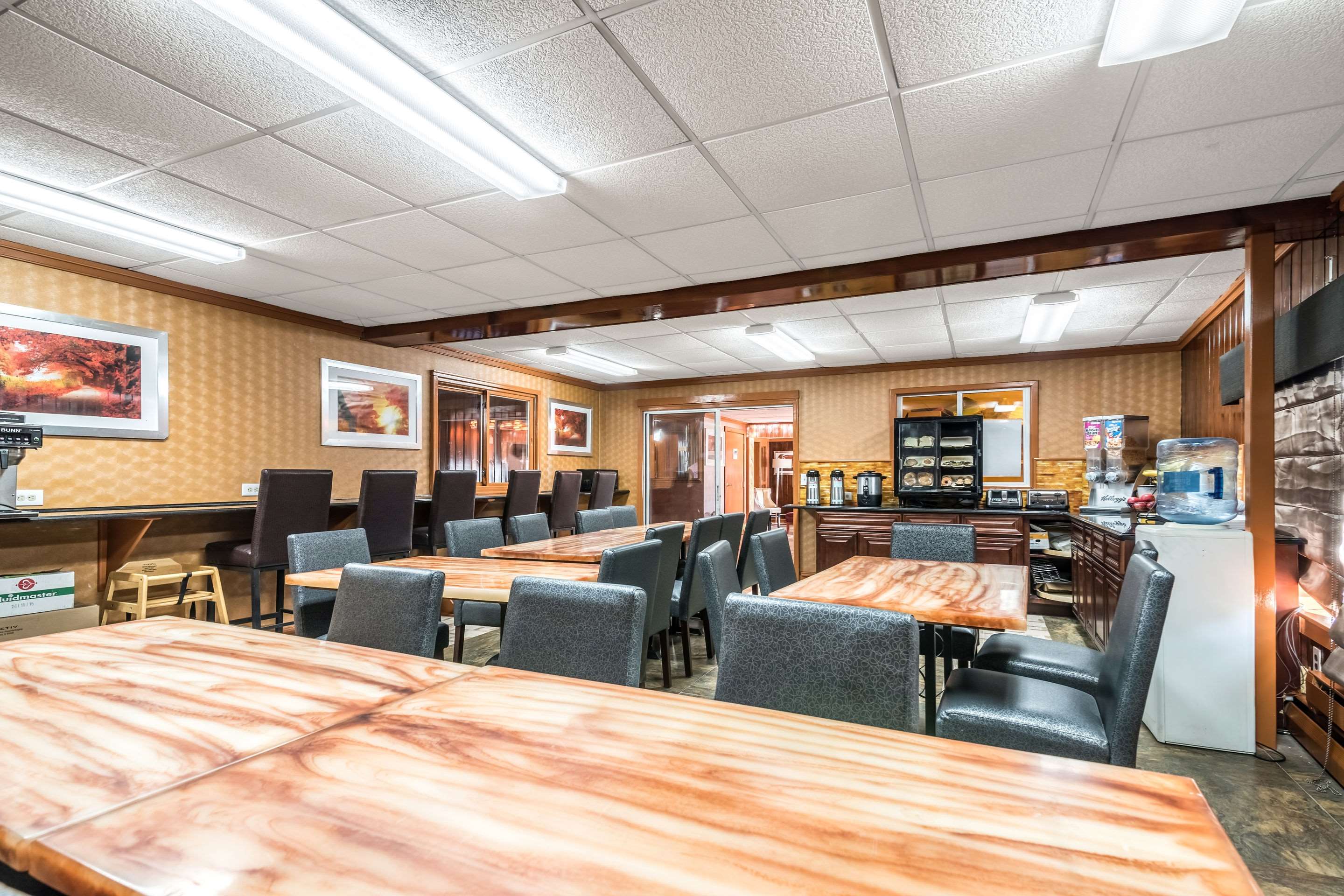Spacious breakfast area | Econo Lodge Rutland City near Hwy 7