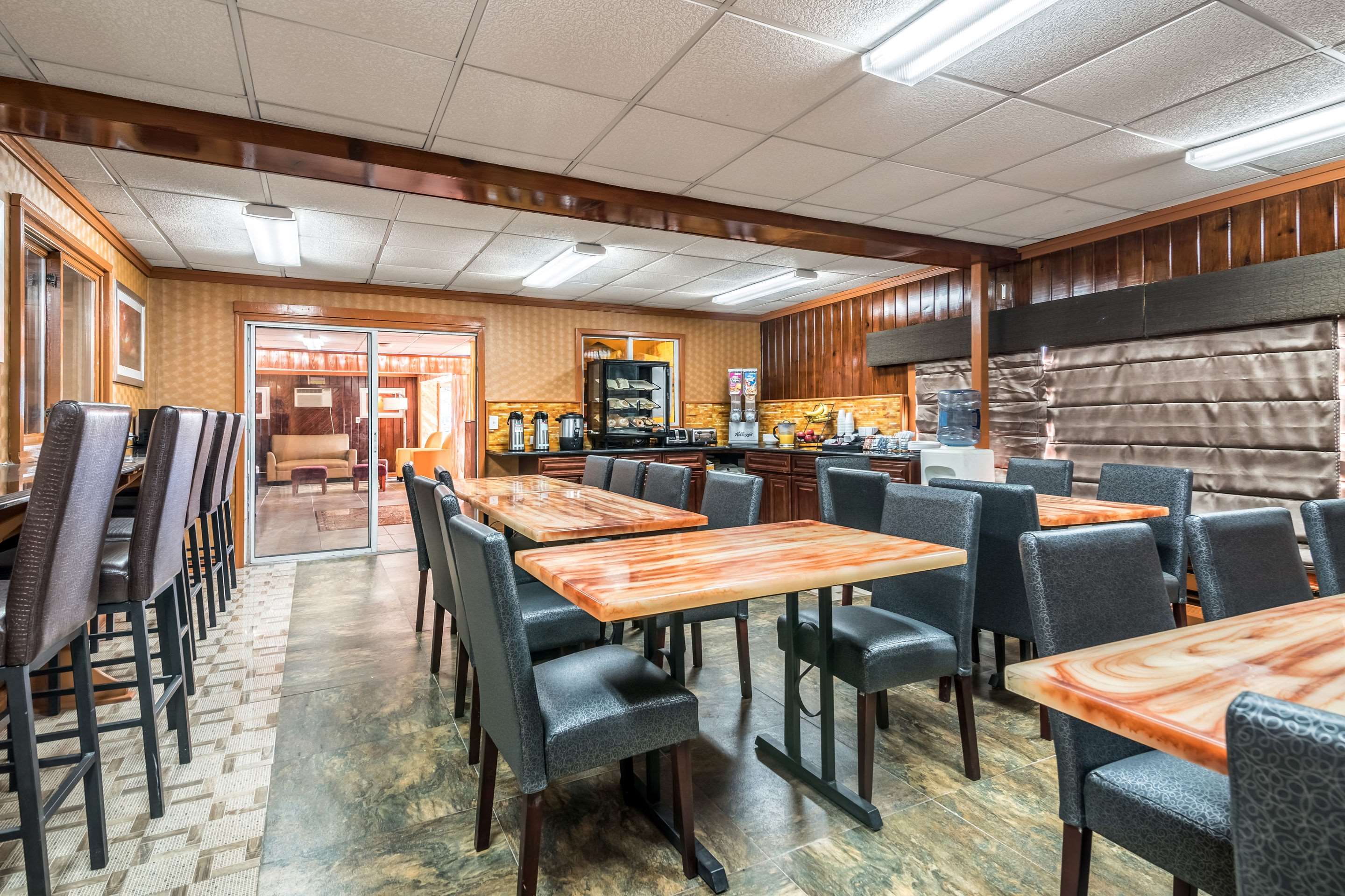 Spacious breakfast area | Econo Lodge Rutland City near Hwy 7