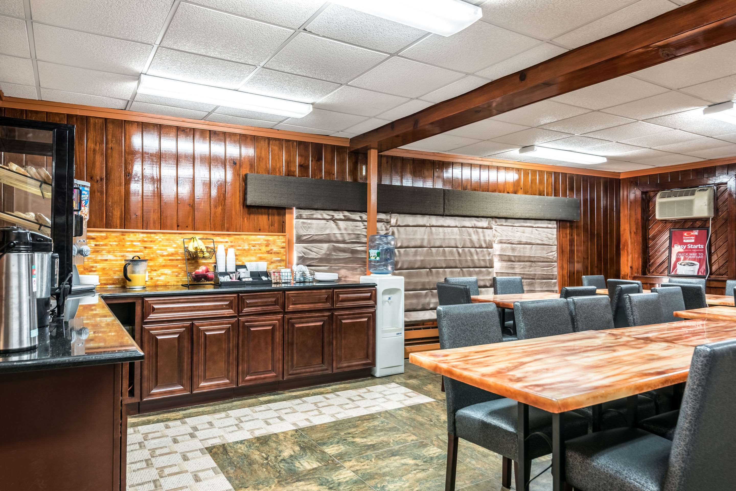 Spacious breakfast area | Econo Lodge Rutland City near Hwy 7