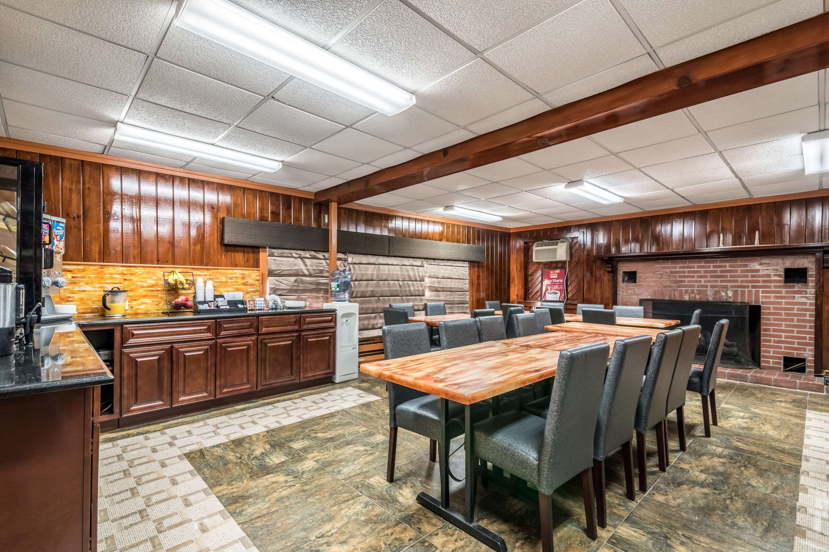 Spacious breakfast area | Econo Lodge Rutland City near Hwy 7
