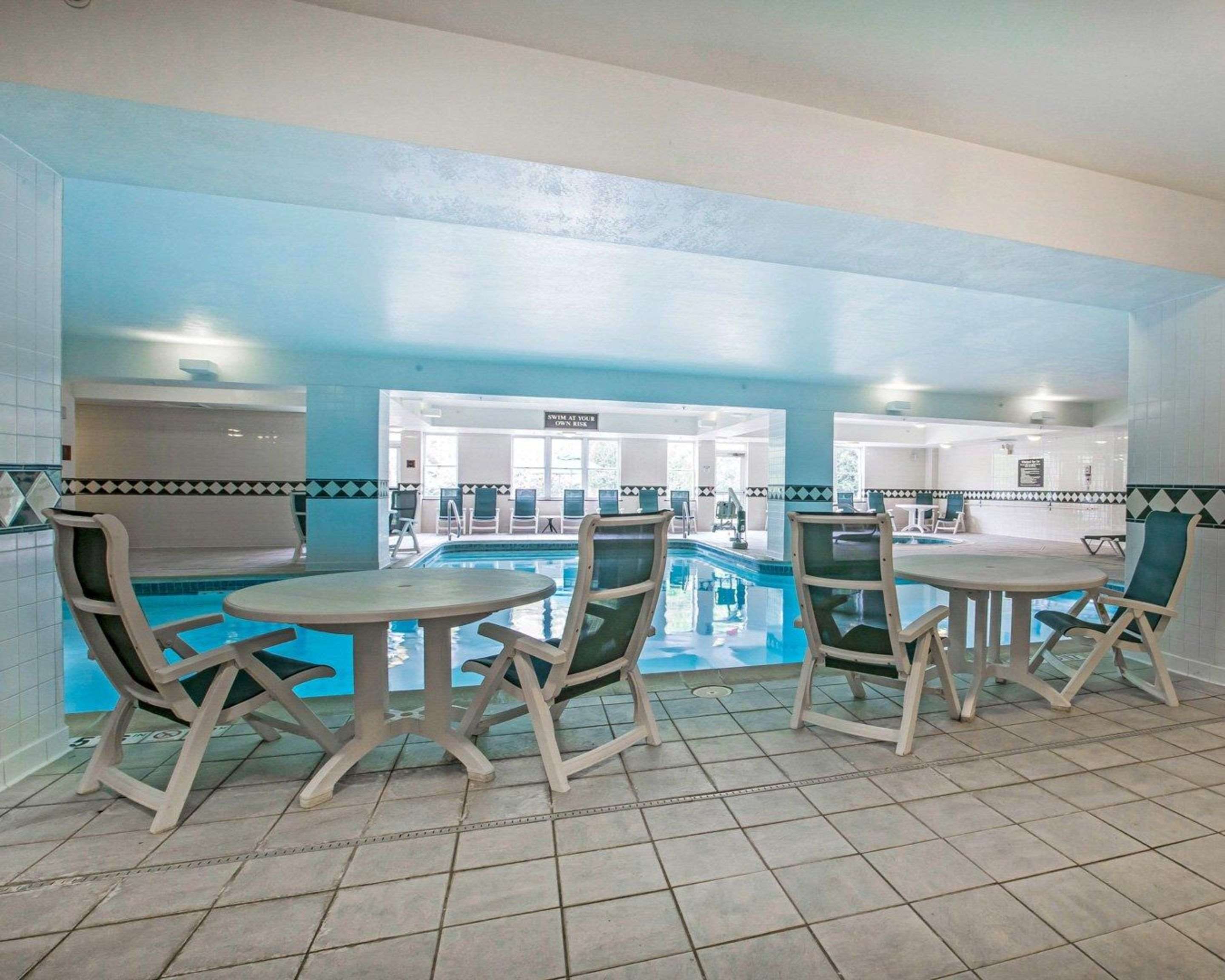 Sitting area | Comfort Inn & Suites Near Burke Mountain