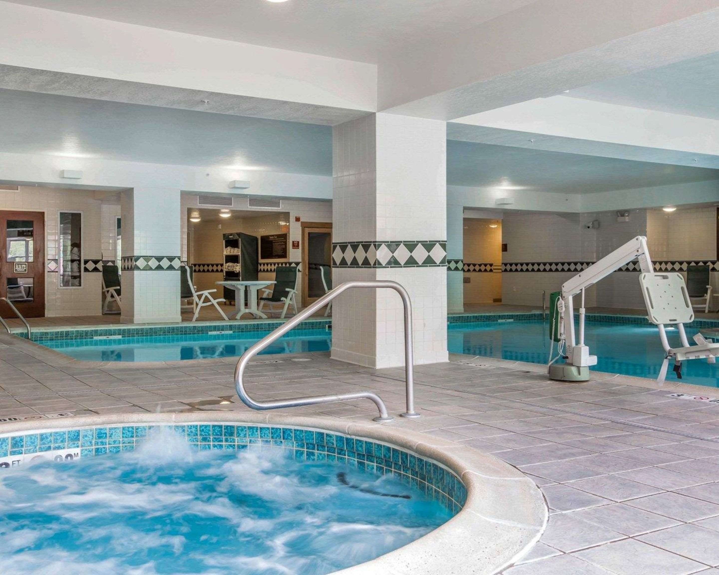 Indoor pool with hot tub | Comfort Inn & Suites Near Burke Mountain
