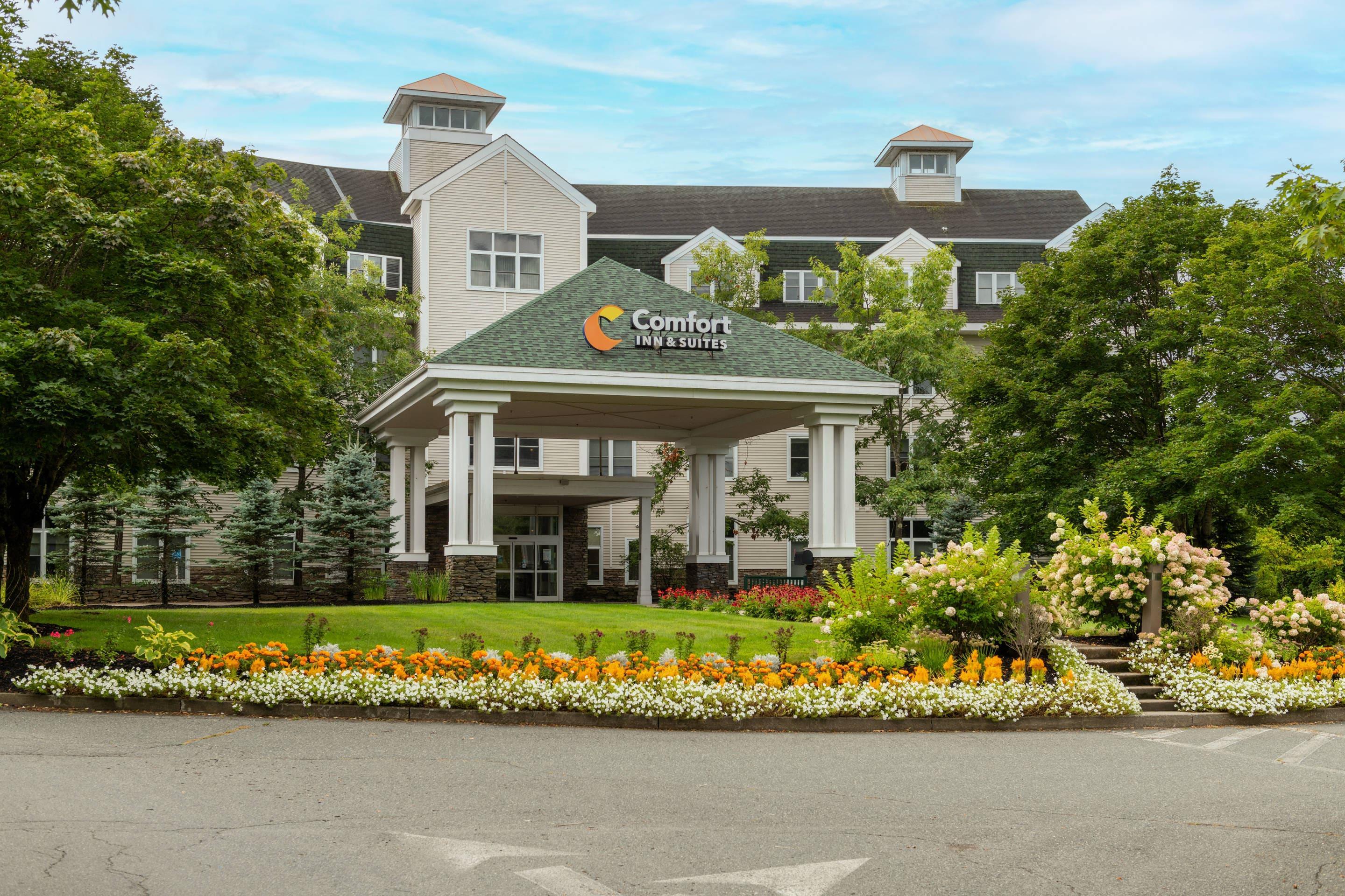 Hotel exterior | Comfort Inn & Suites Near Burke Mountain