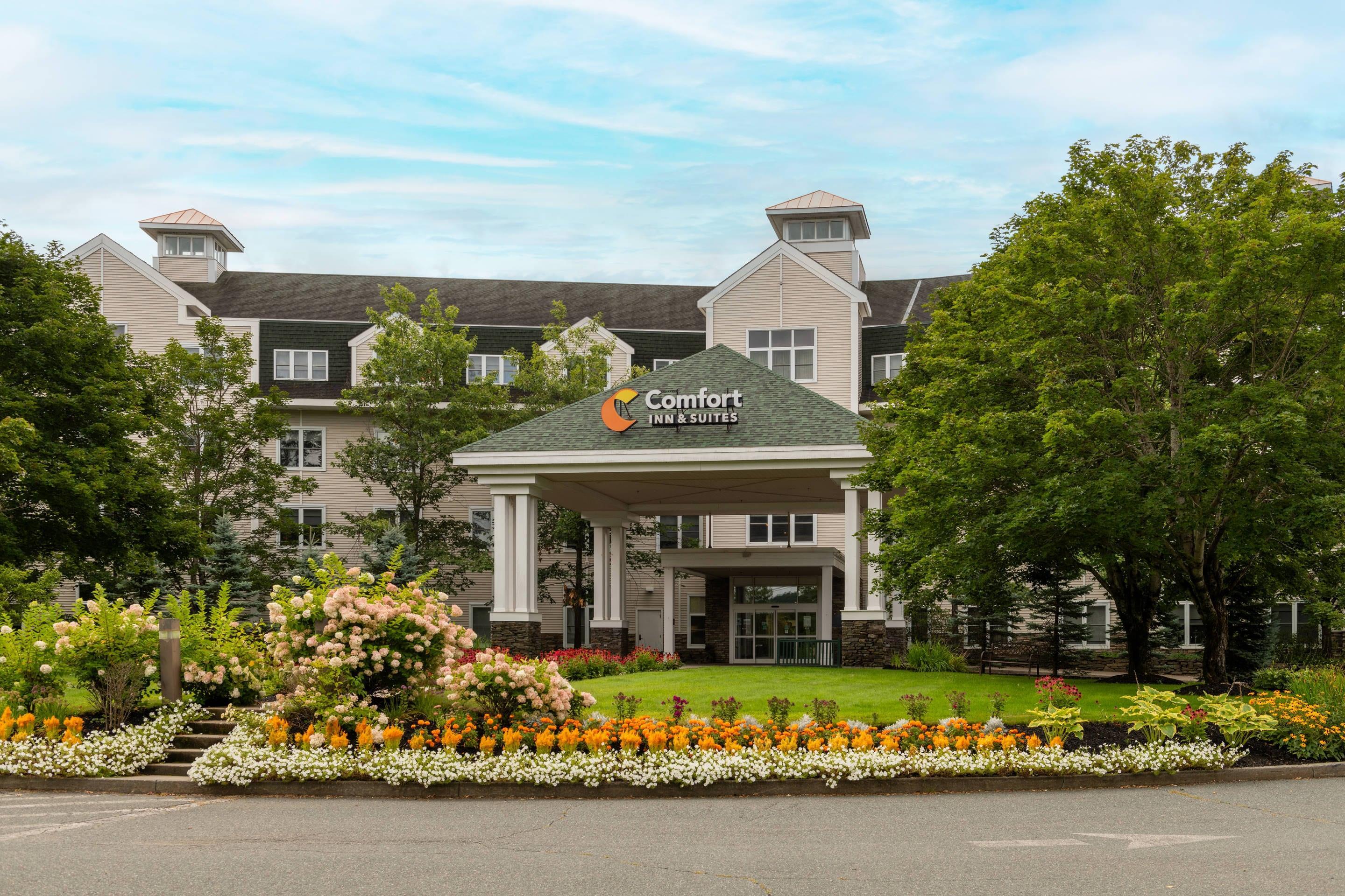 Hotel exterior | Comfort Inn & Suites Near Burke Mountain