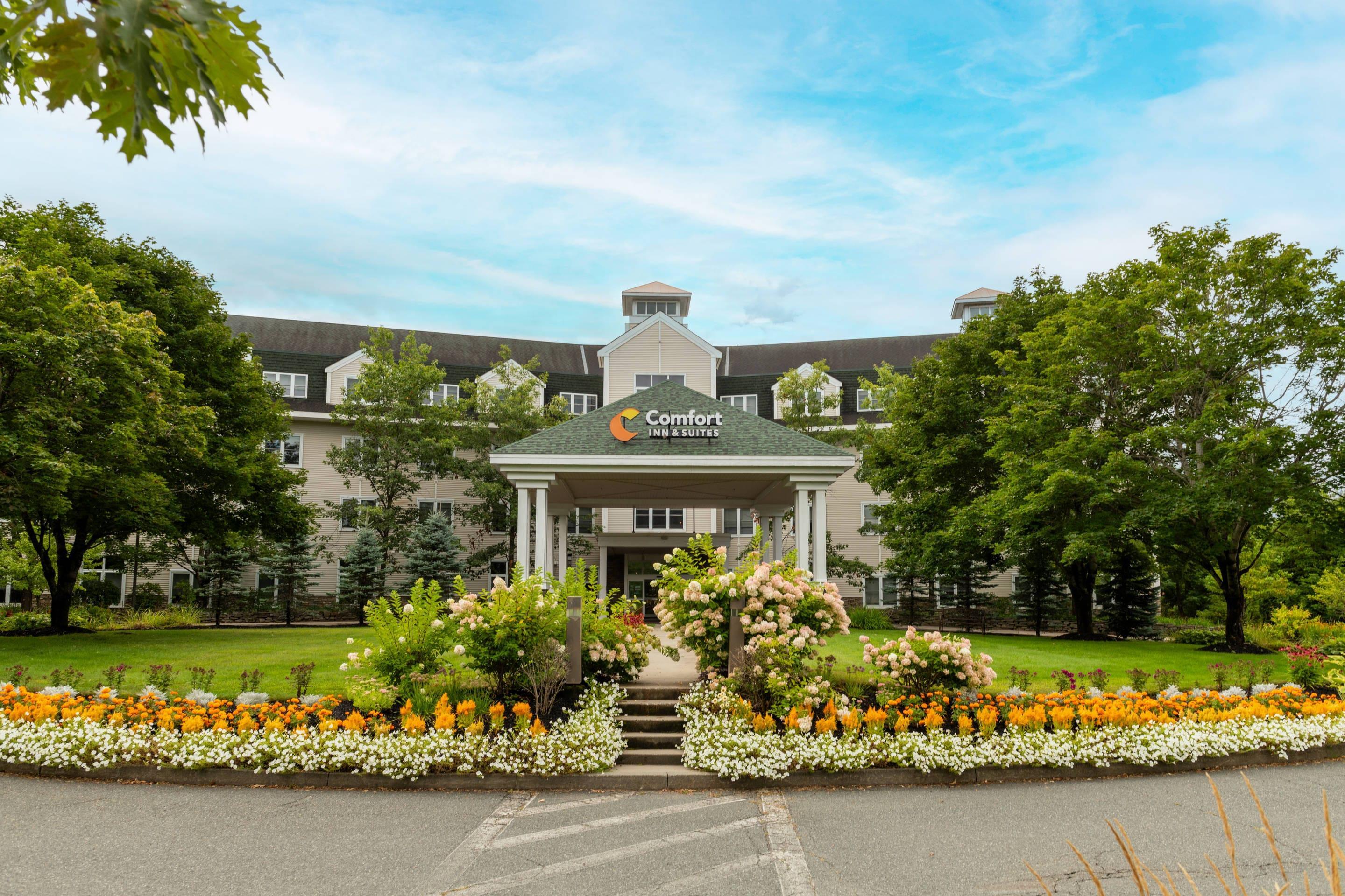 Hotel exterior | Comfort Inn & Suites Near Burke Mountain
