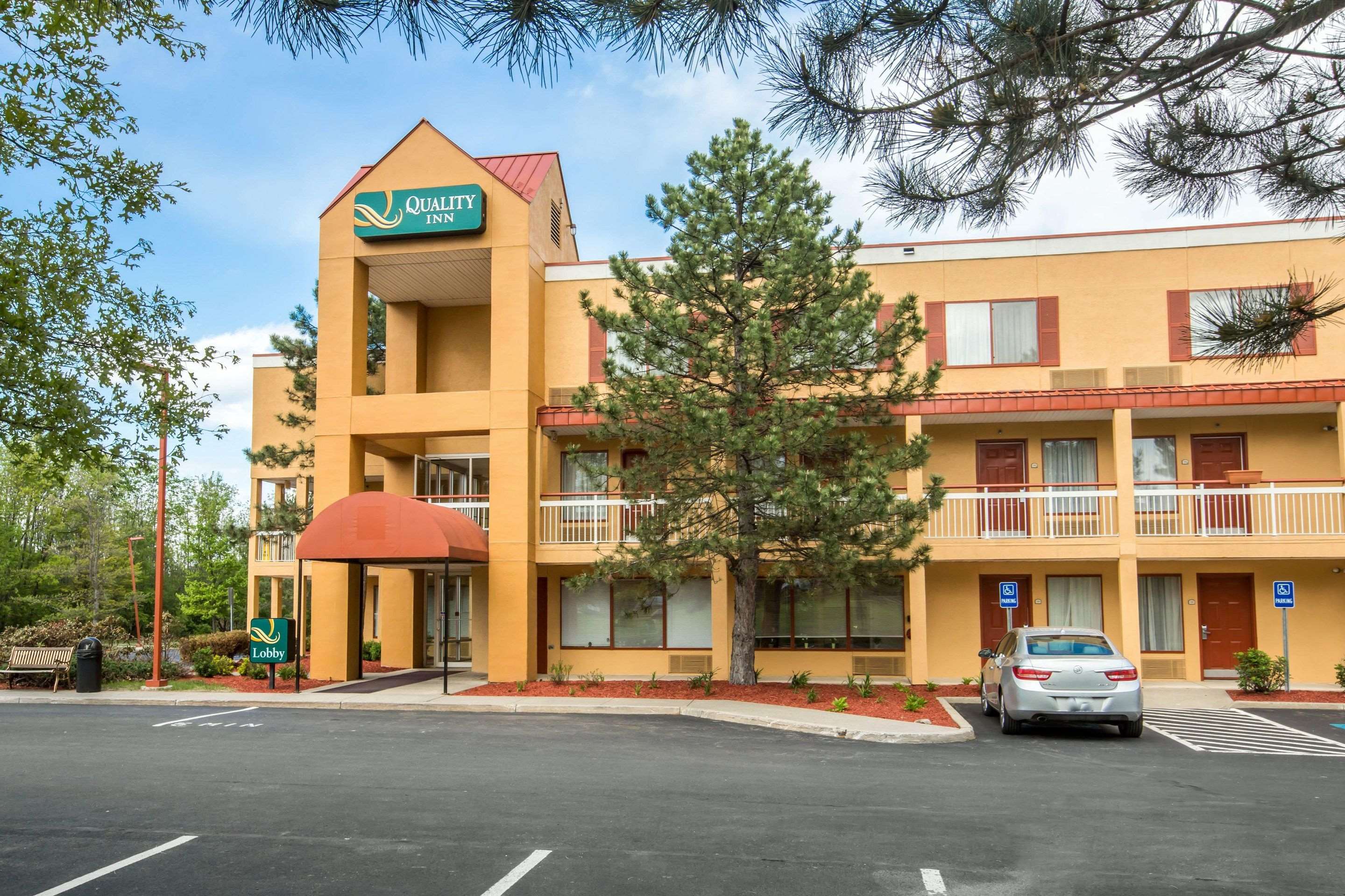Hotel entrance | Quality Inn Colchester - Burlington