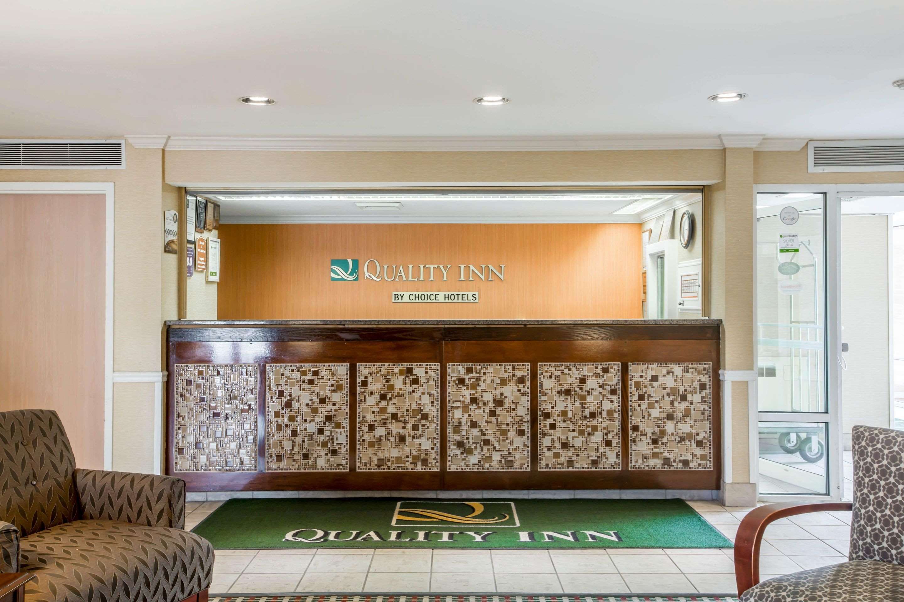 Front desk with friendly staff | Quality Inn Colchester - Burlington